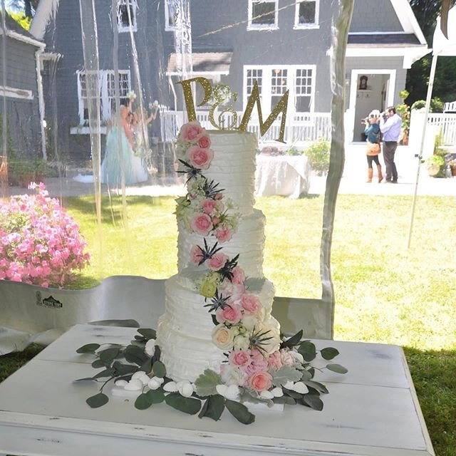 One of my favorite things is to decorate the cake and bring it all together with the wedding decor. @foxyrenard helped me here with this last minute task. @cottagebakerylongbeach delivered a simple elegant and delicious cake - then I decorate last th