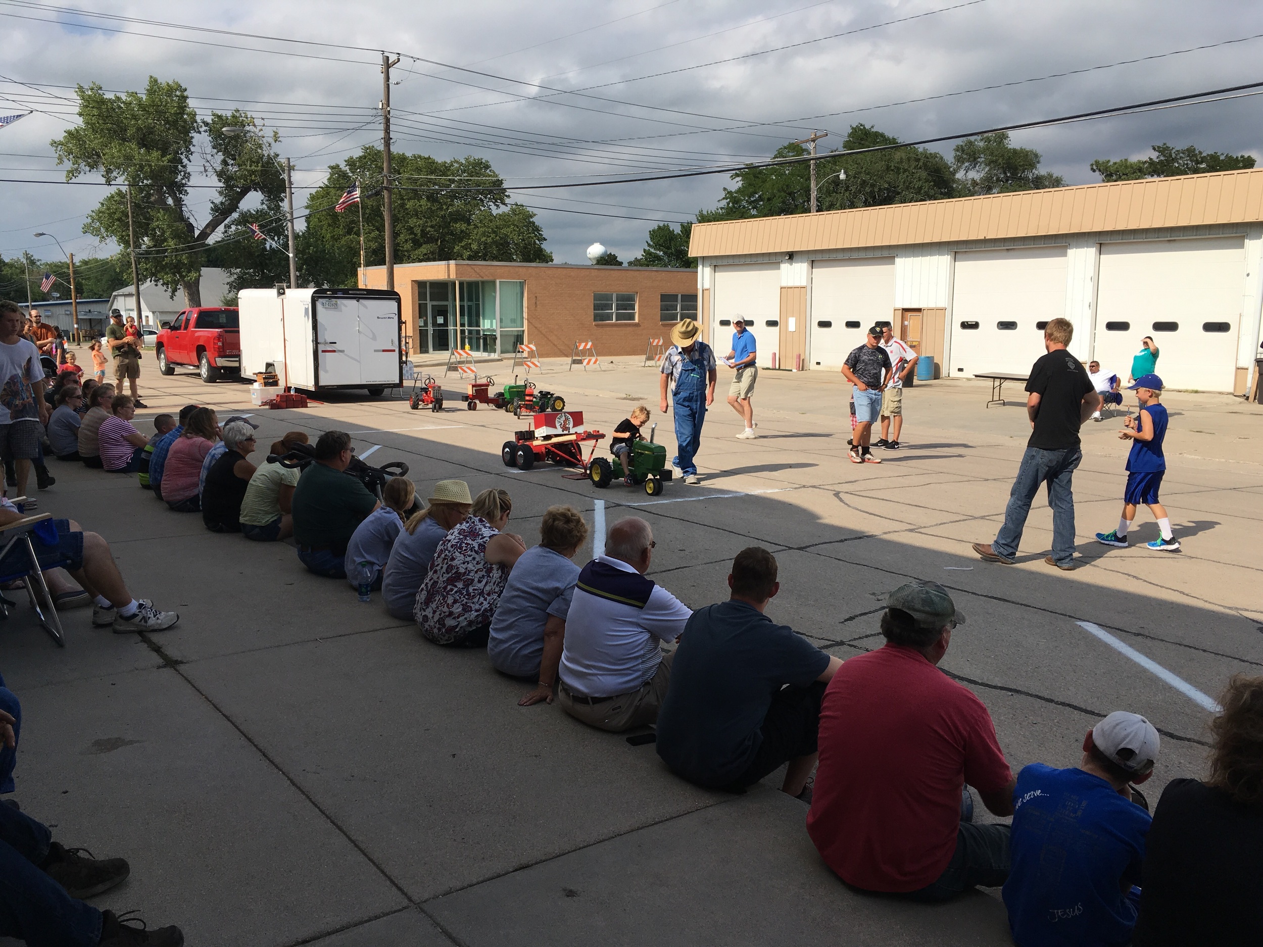 Cheering on the little ones pulling the tractor.
