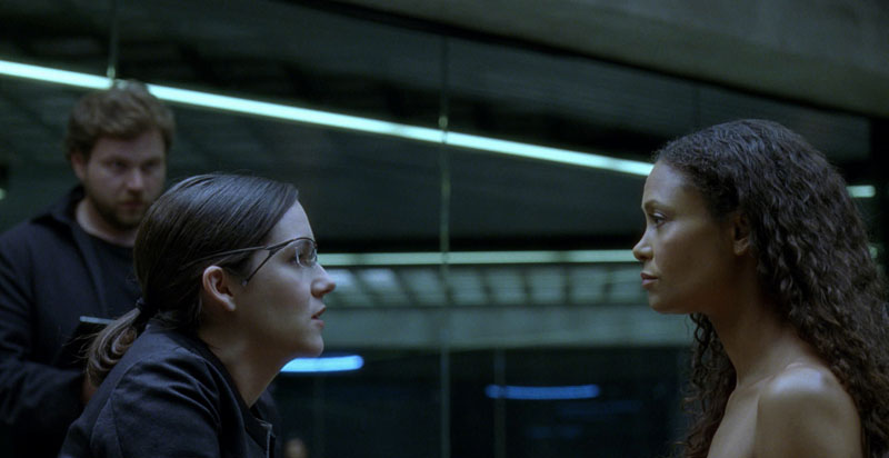 Elise Hughes (Shannon Woodward) analyzing Maeve (Thandie Newton)