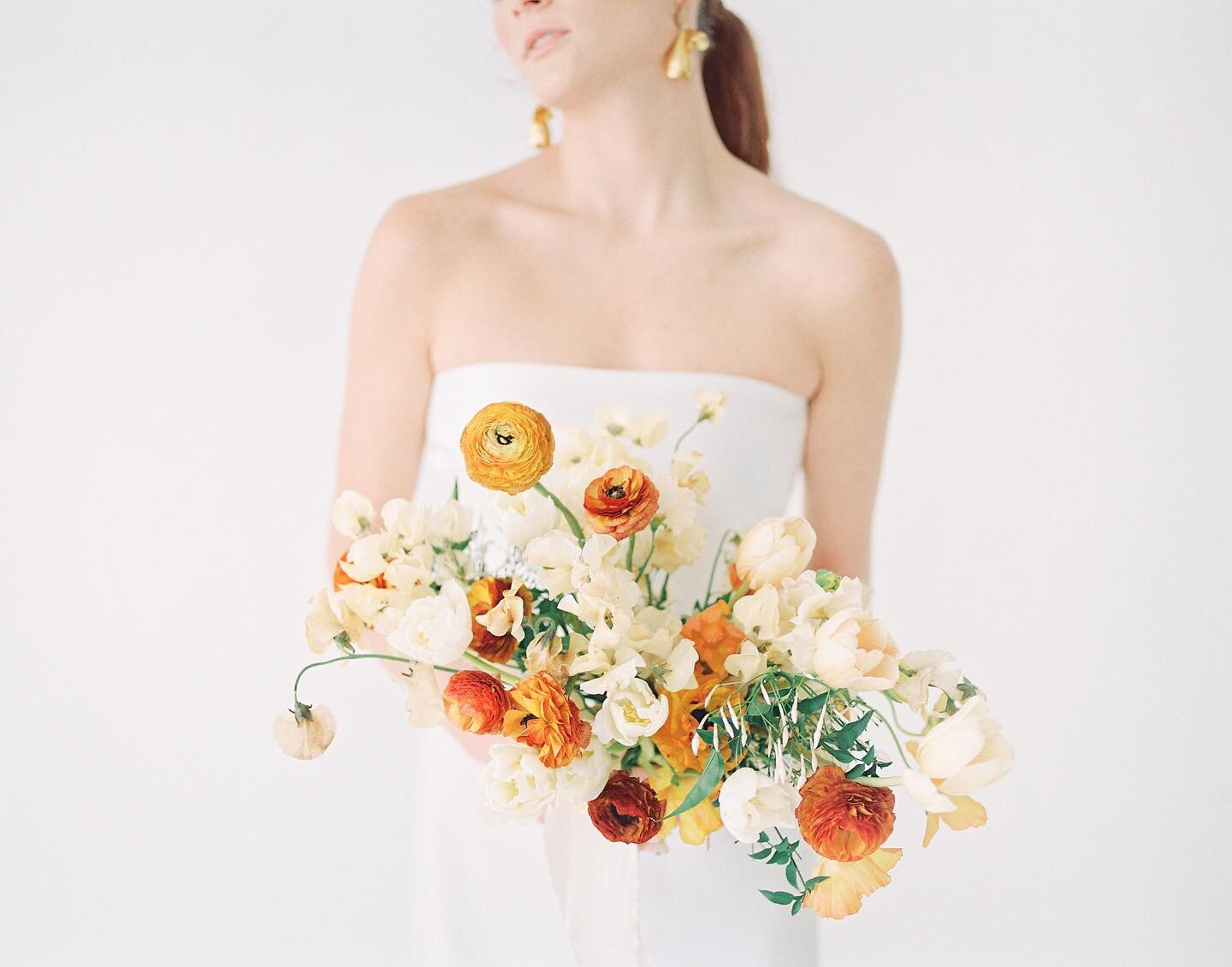 🍑🍂🌼☀️🍋🍂🧡🍊💛
.
That&rsquo;s it, just this beautiful bouquet and some emojis to sum it up. 
.
@reneebreannedesign 
@autumnsilvaphotography 
@shaynalaface 
@bhldn