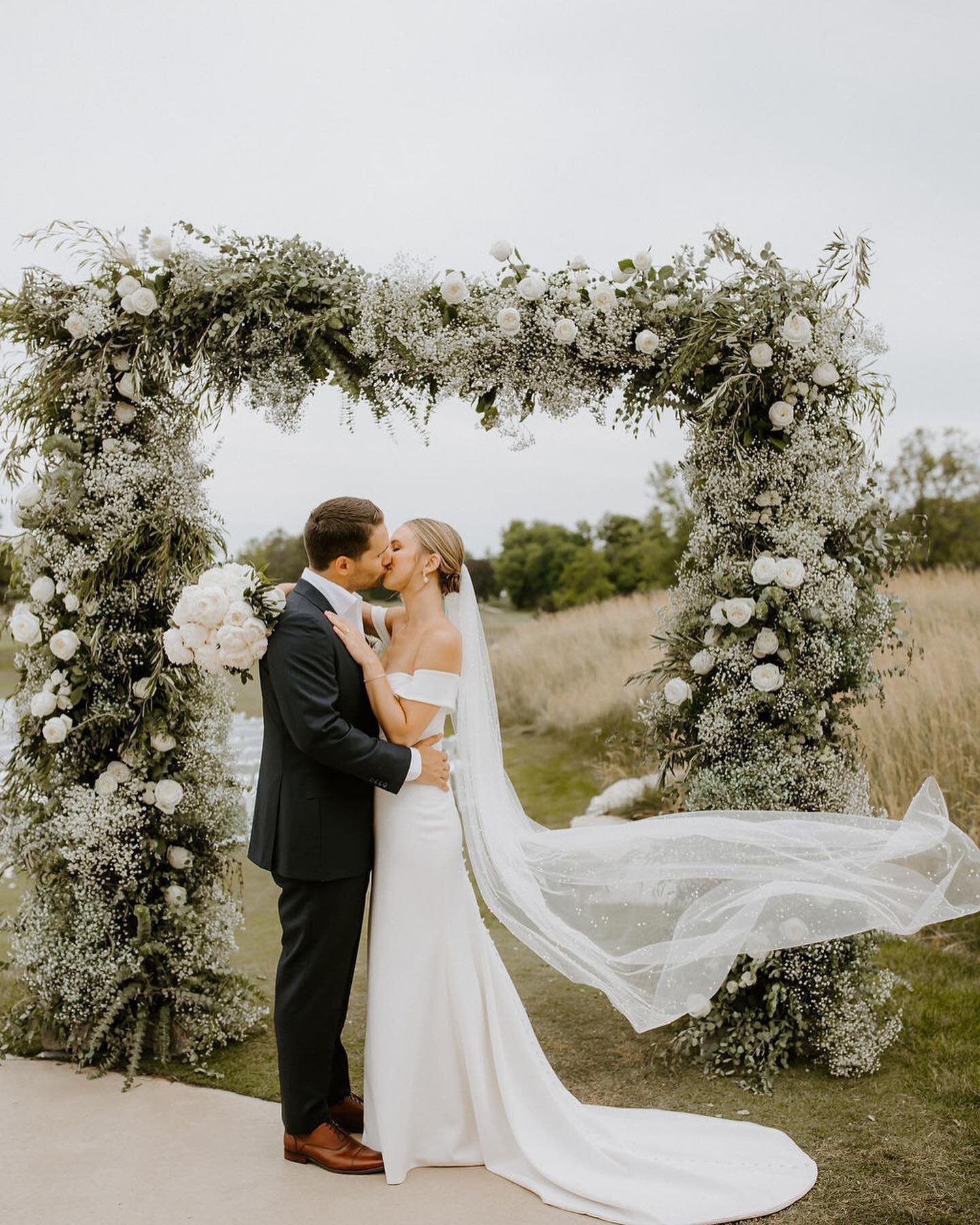 The life of a floral arch on your wedding day 💫
.
@elevate.events 
@thecarriagehouseatlaclabelle