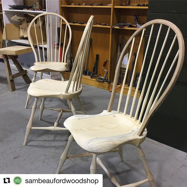 #Repost @sambeaufordwoodshop (@get_repost)
・・・
Windsor Chairmaking with Woodshop Director Luke Barnett @barnettchairs #windsorchair #furniture #craftsman #lenaweecounty #greenwoodworking #handtools #balloonbackchair