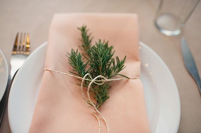 Add a little touch of greenery to your table settings this holiday season 🌿&hearts;️ You can use Christmas tree clippings or even plants and bushes outside your door.
.
.
.
.
.
.
#whitneywertsandco #portlandweddingplanner #portlandevents #portlandev