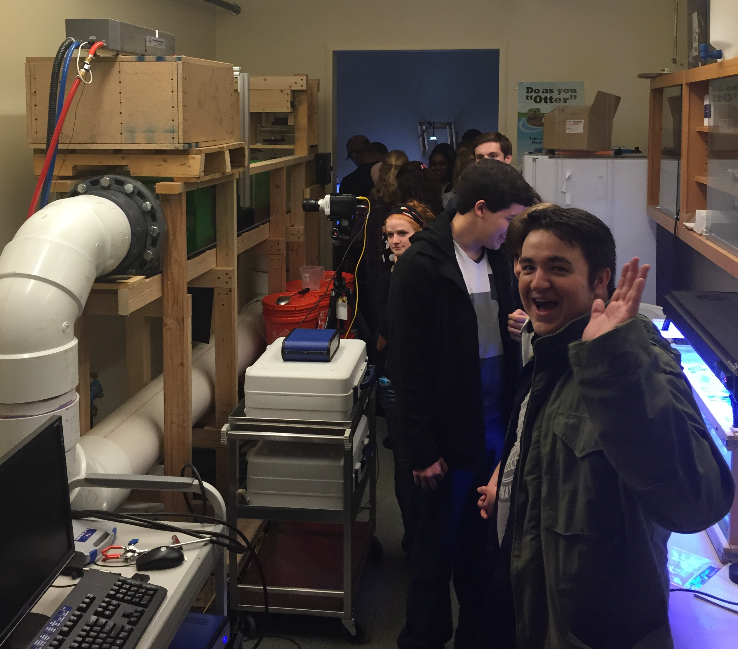 Though slightly crammed in, our visiting students had a good time checking out the marine life in ATRC 147 lab & getting to see the particle image velocimetry setup!