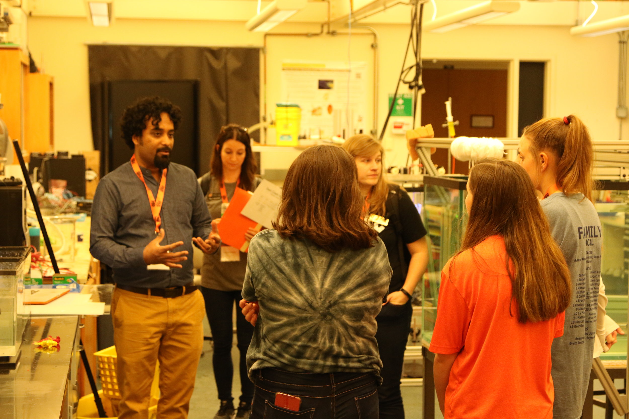  Dr. Santhanakrishnan discussing bio-inspired design with students from Deer Creek High School 