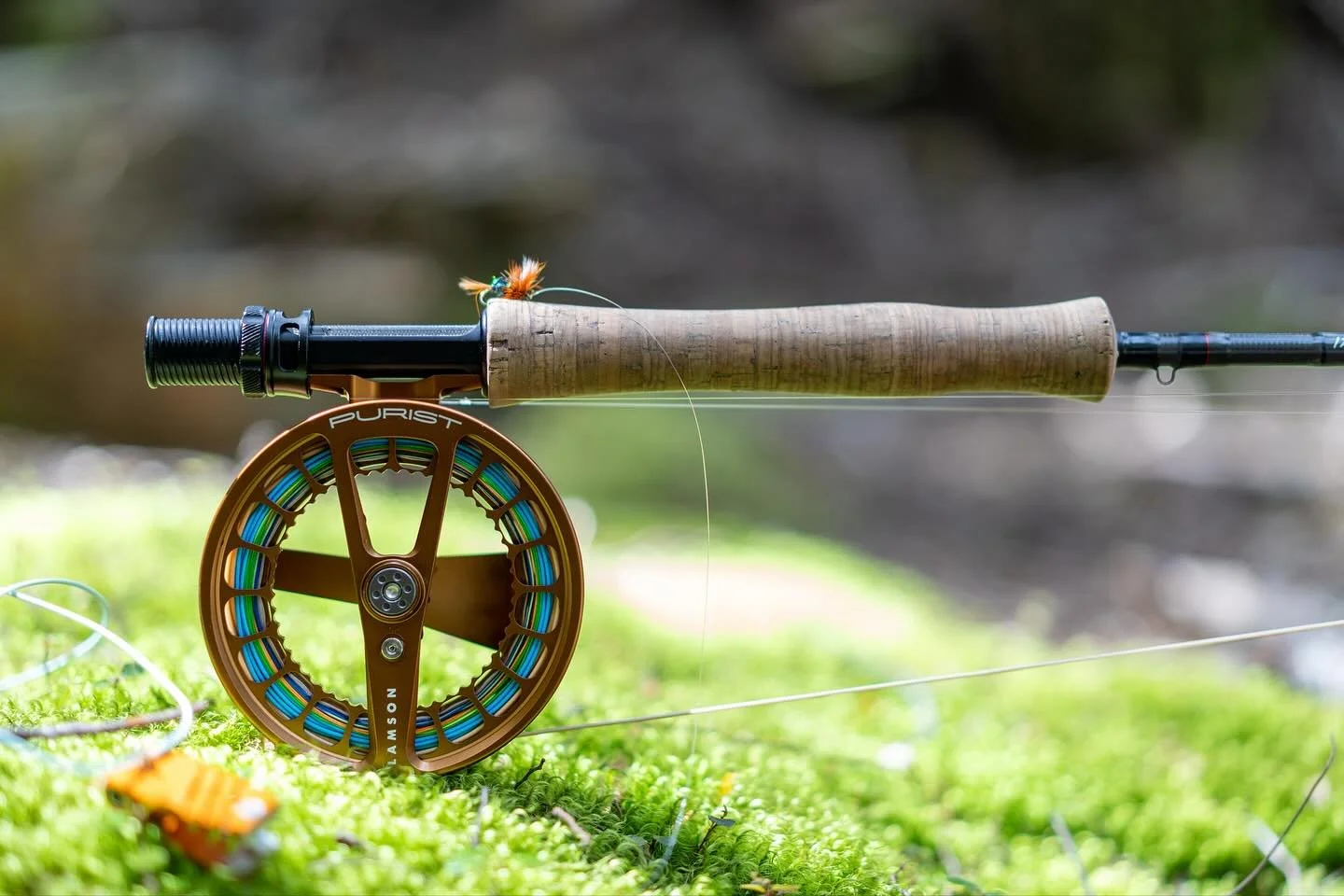 Let that clicker scream!Highly recommended for anglers who enjoy a real challenge, just be ready to lose a few decent fish along the way. 😅
@manic_tackle_project @airflofishing @lamsonflyfishing 

#flyfishingphotography #troutfishing #manicmates #la