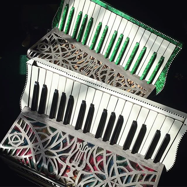 Another set of accordion twins!! 😊

The white one has an old light bulb below the grill for those times when you need to light up the grill with colour (diy job from the 50s by the looks of it) and the green one is just beautiful #AccordionAcquisiti