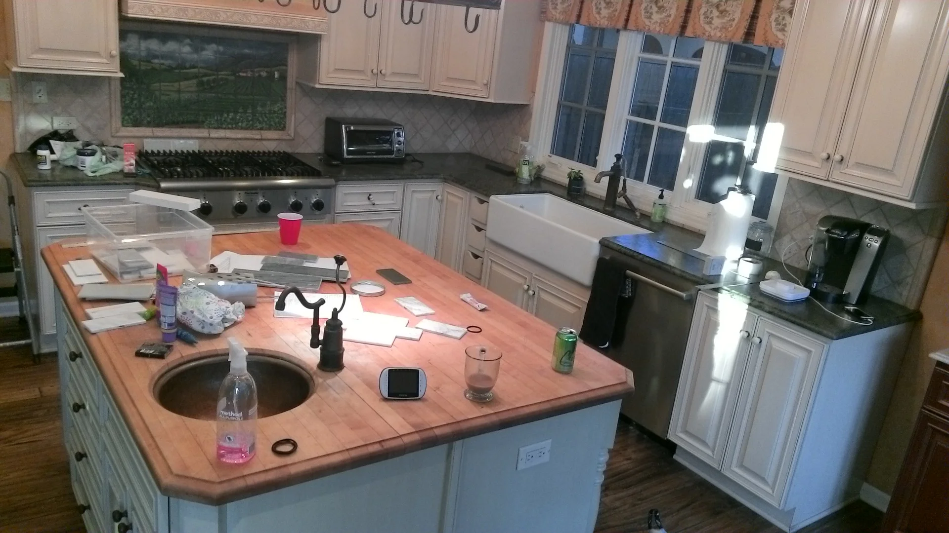 It was time to say addio to the Italian kitchen, including the pastoral backsplash over the cooktop. 