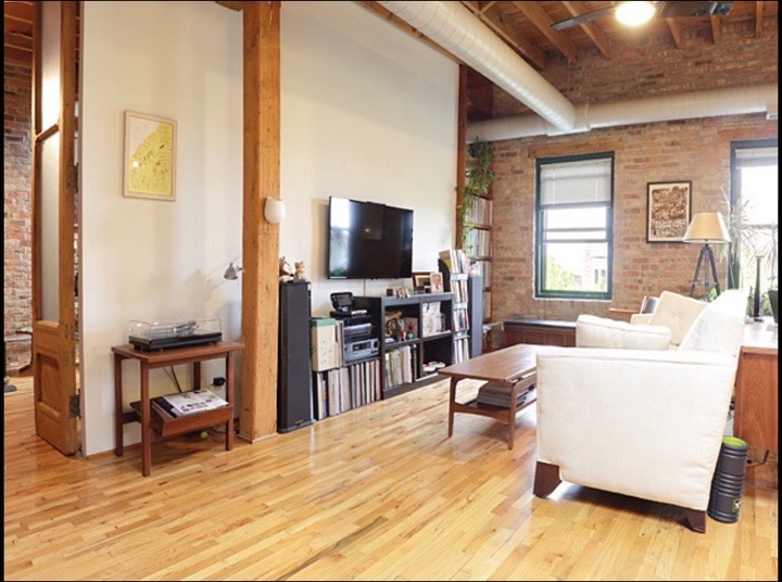 The tall dividing wall between the bedroom and living space. One challenge with old loft conversions is the division of space, which puts even more emphasis on smart interior design work. 