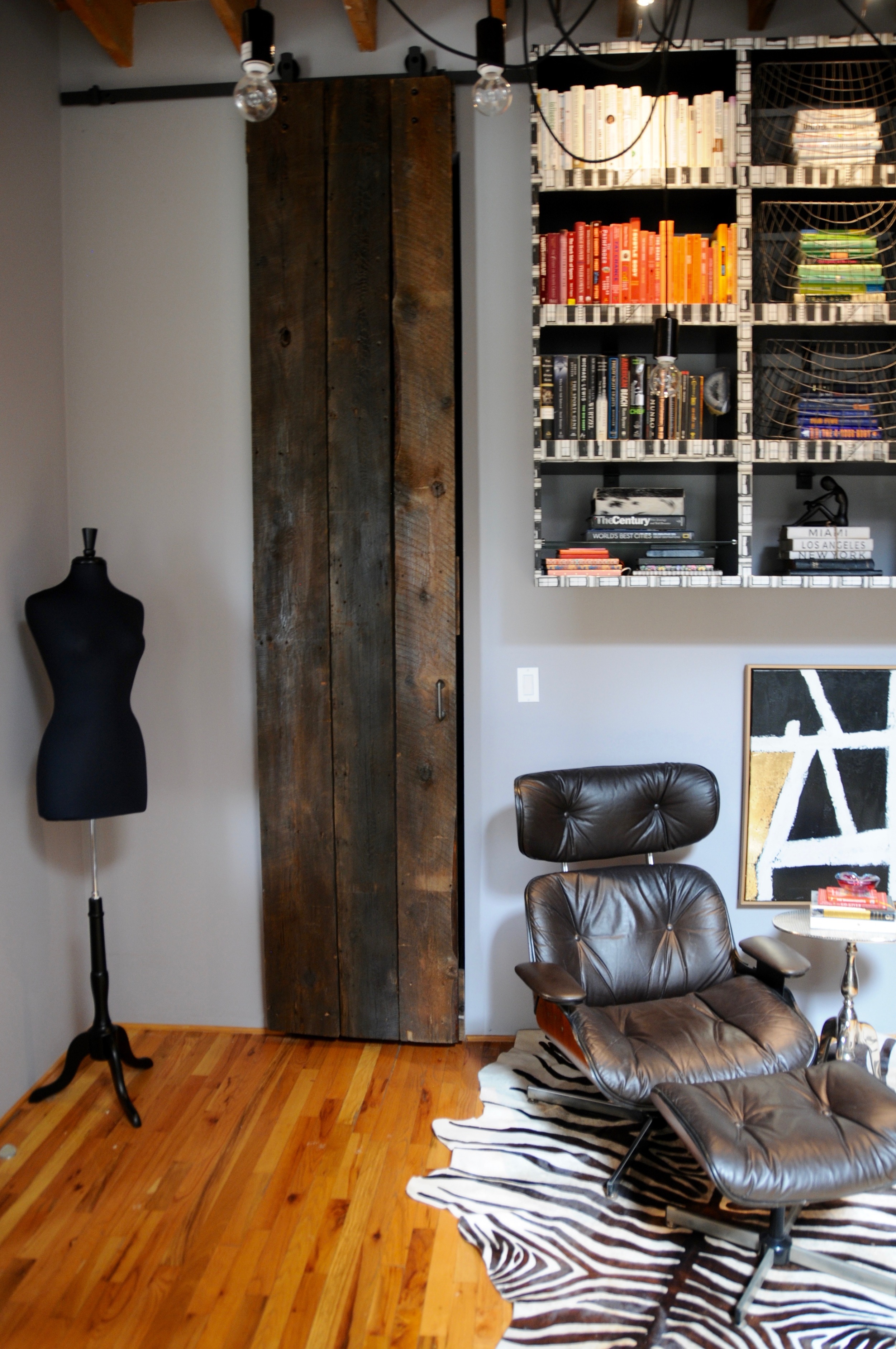 Access to the closet via a custom barn door. The height of the loft requires attention to scale and proportion so that the volume of the home does not detract from its comfort. 