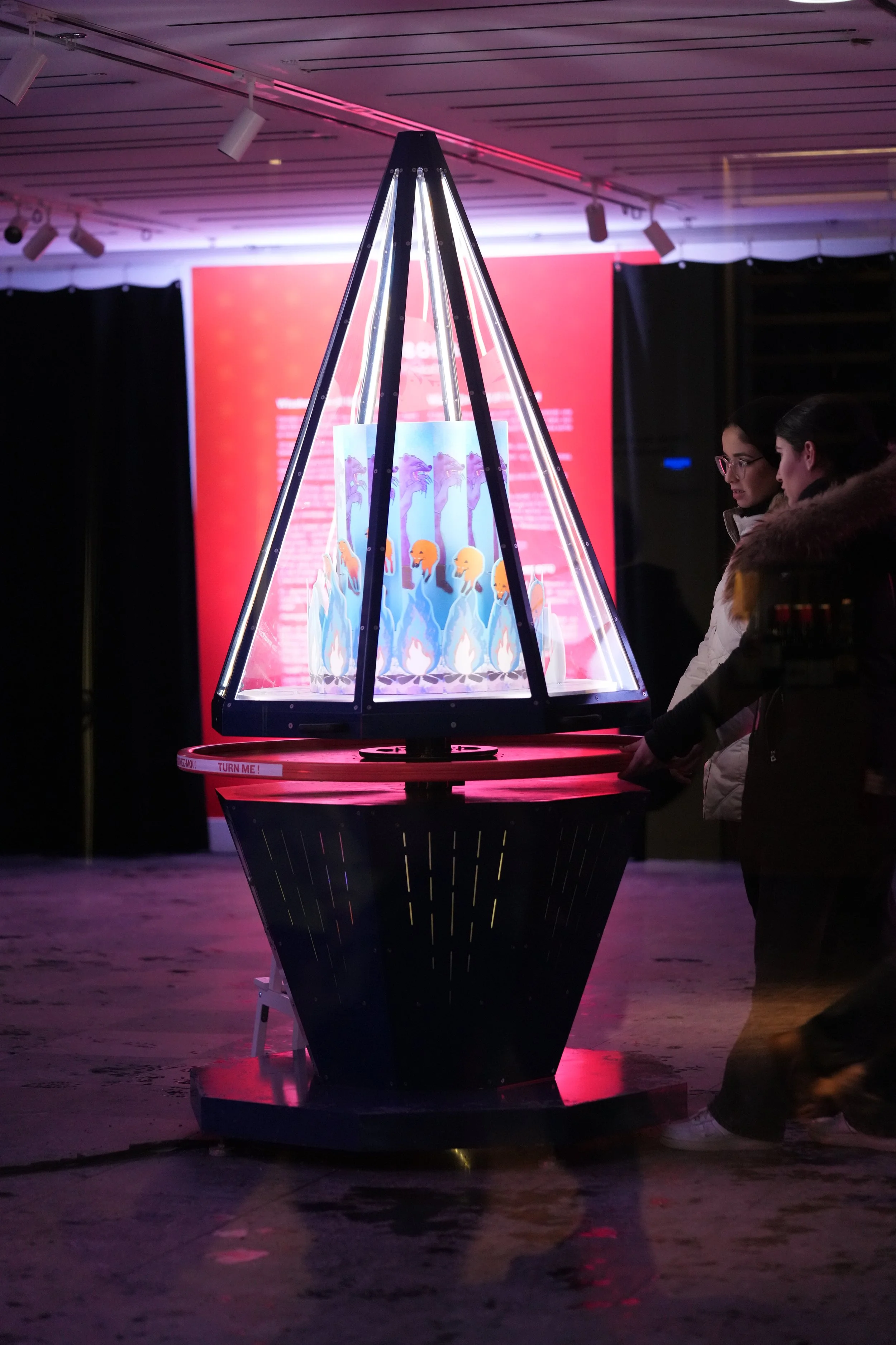 Fabuloscopes, une machine à animer. Animer des légendes autochtones avec la persistance rétinienne.