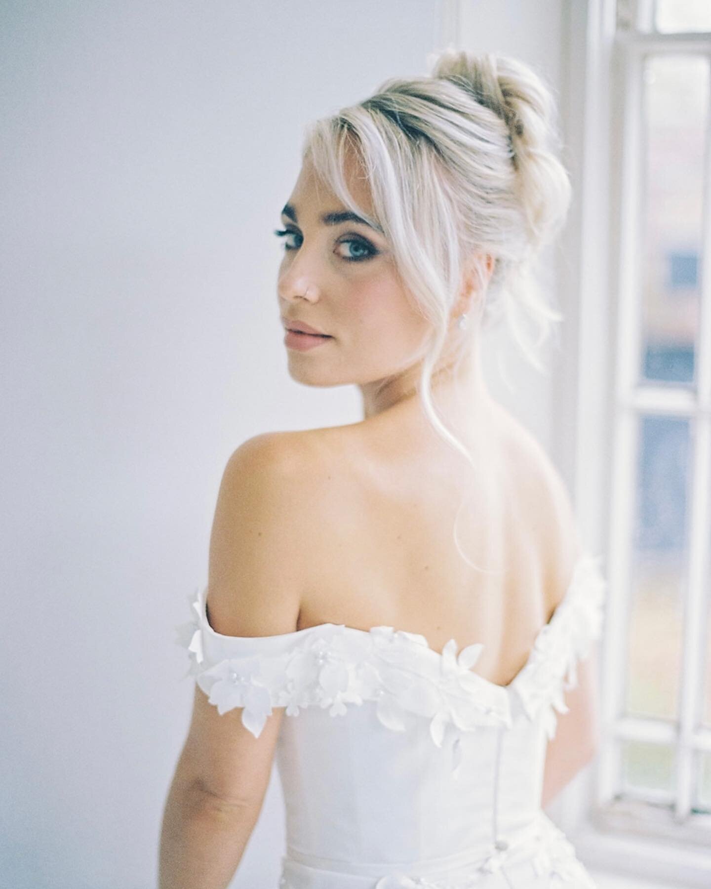 SNEAK PEAK // This updo is proving to be really popular and on trend for our 2024 brides, which is why it has made it into our recent campaign shoot! 
-
-
Creative Hair Director: Bethany 
Creative Makeup Director: Sarah 
Photographer: @camillajoyphot