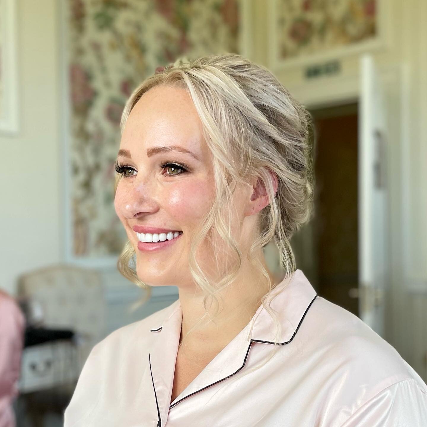 BRIDESMAIDS // one of Claires beautiful bridesmaids for her incredible wedding at @hedsor. Using a range of Charlotte Tilbury and Tom Ford products I created this glowing makeup which is an absolute favourite for our clients. Carla x
-
-
Hair Directo