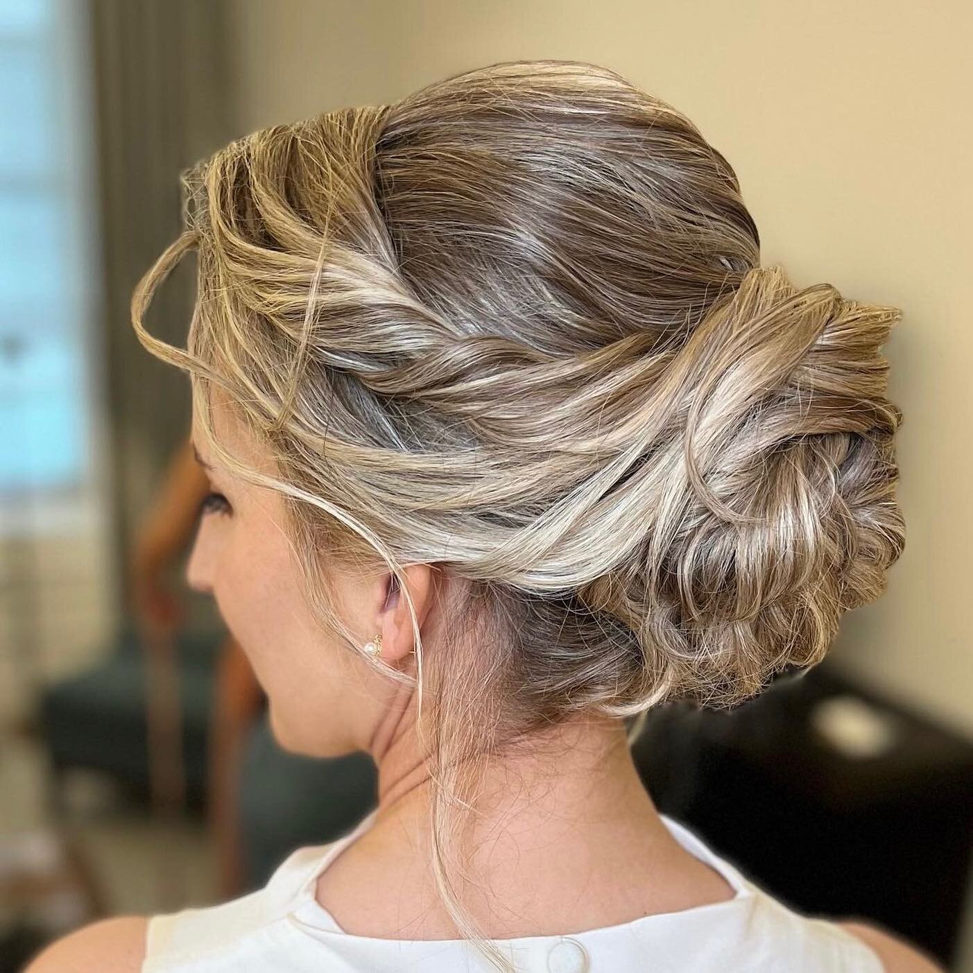 CHARLOTTE // Our beautiful bride Charlotte on her wedding morning at the Corinthia. This hair style is absolutely stunning and we are super happy you chose this style for your day. Thank you for having us to be part of such a special morning. 
-
-
Ha