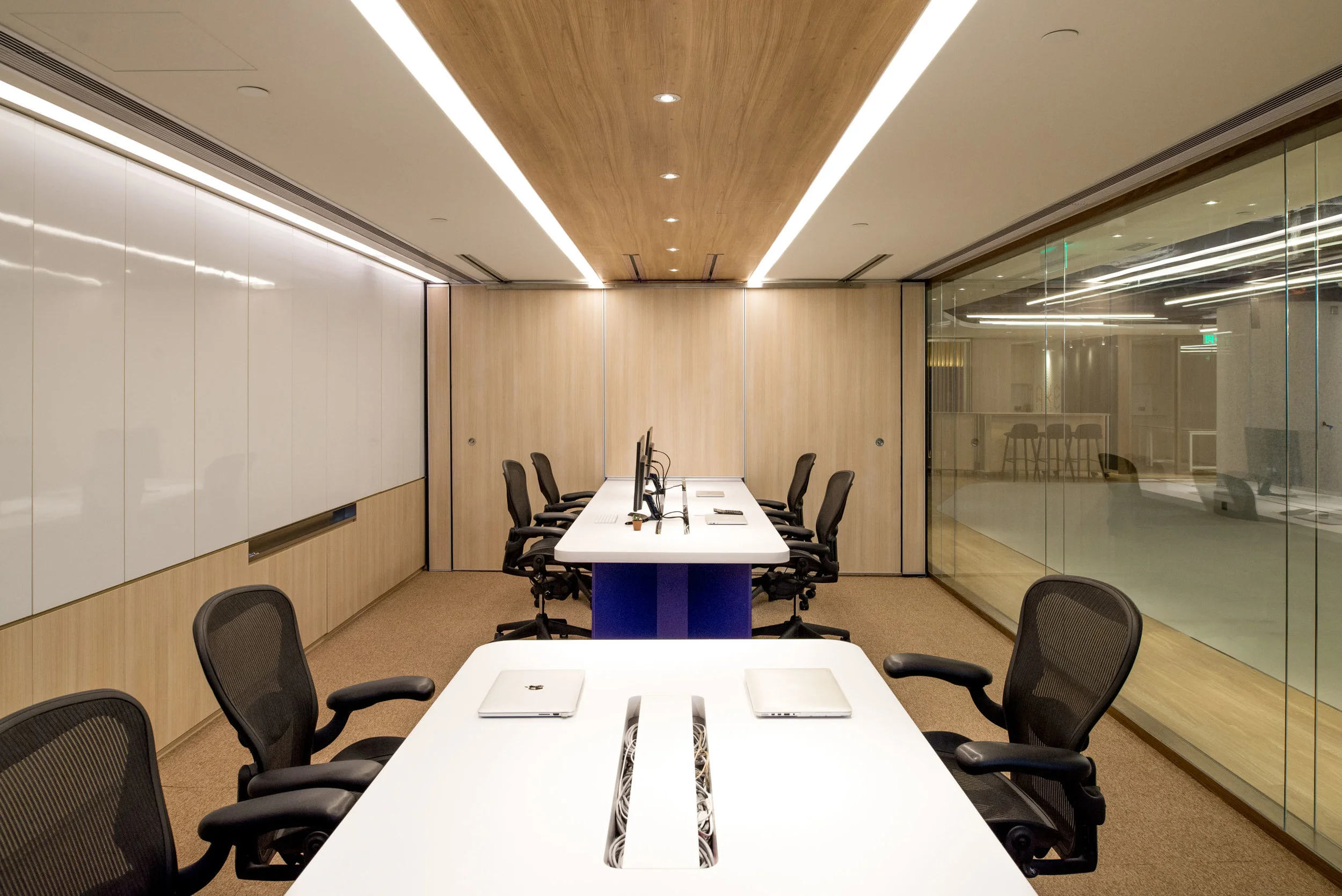 Compression and Expansion The partition wall between the office and the conference room is designed to slide, so that the space can be adjusted accordingly to different occasions.