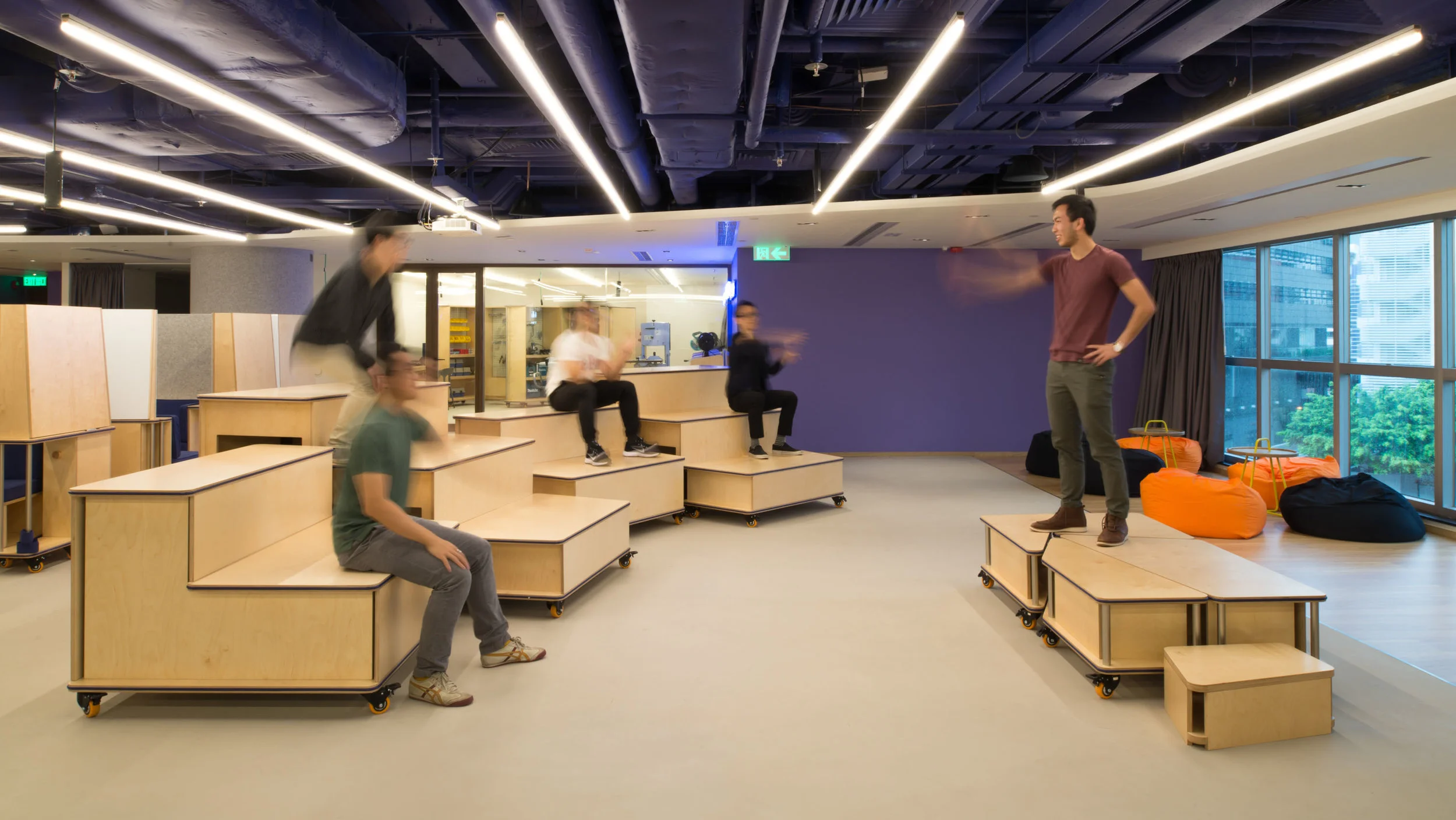 Large Open Plan The center space can even be turn into a lecture room in seconds for talks and presentations, accommodating large groups of people.