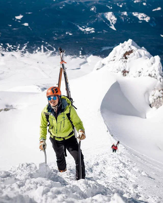 Not sure how I feel about having full bars at the summit...but if it means I can FaceTime my parents and show them places they wouldn't have even thought of seeing, I'll take it every once in awhile ⛷ 📸: @emily.chambard