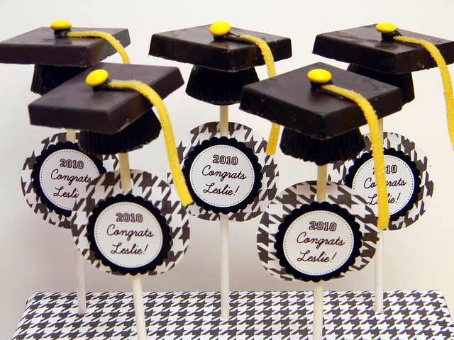 Graduation-Cake-Pops-1.jpeg