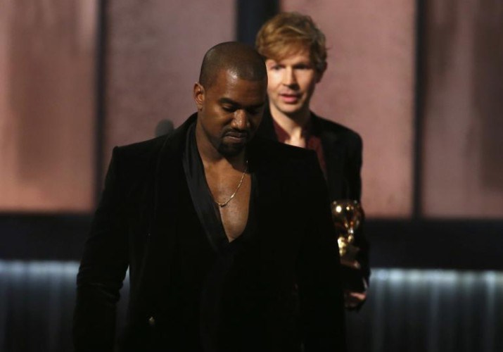 Kanye West retirándose del escenario, mientras Beck recibía su premio