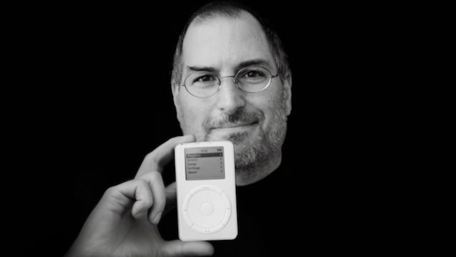 Steve Jobs, mostrando el 1er iPod de la Historia (2001)