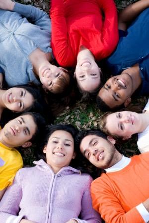 Grupo de jóvenes latinos. Microsoft Images