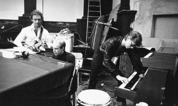 Robert Fripp, Brian Eno y David Bowie grabando en el estudio Hansa, en Berlin (1977)