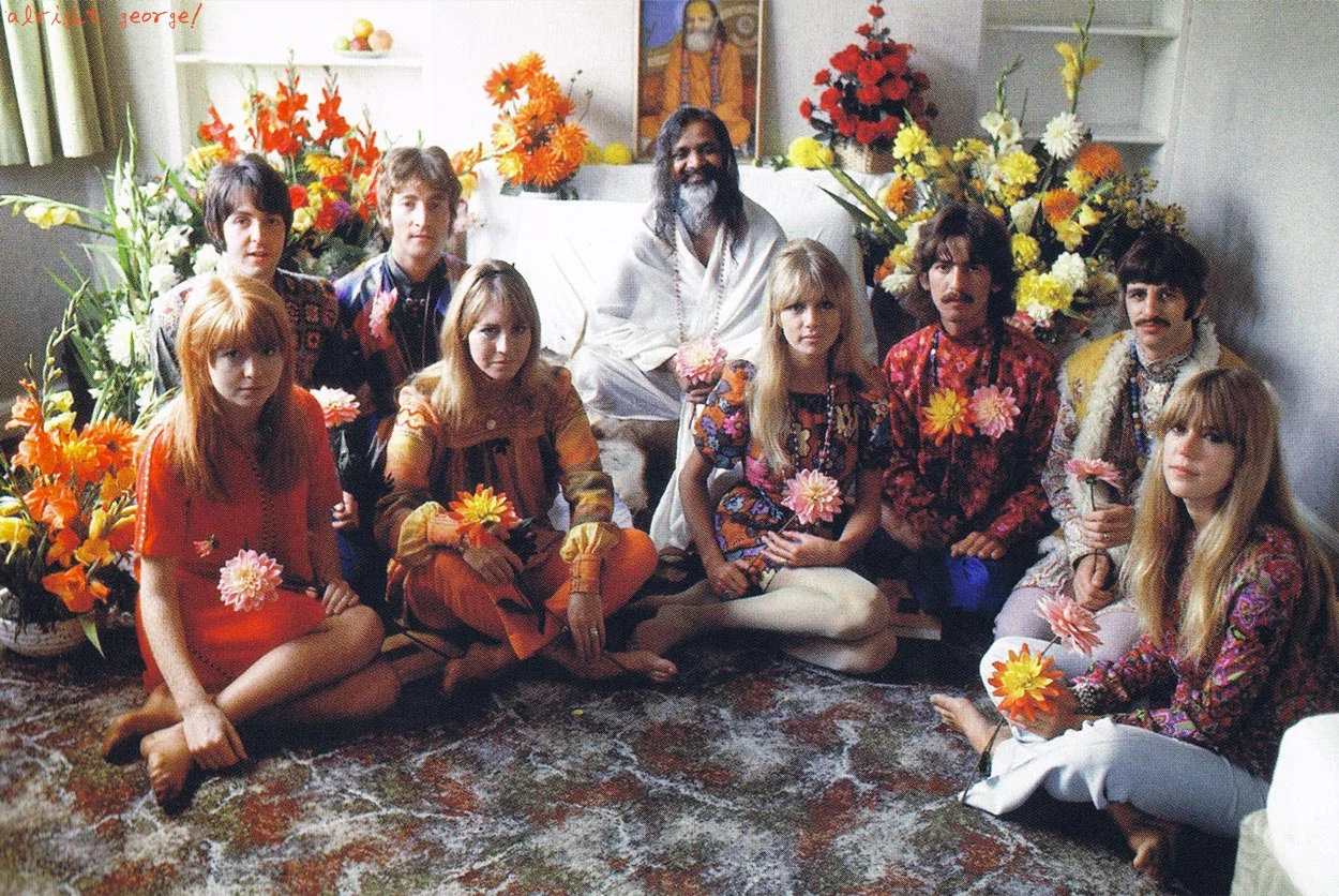 John, Paul, George y Ringo y sus respectivas parejas con el Maharishi Yogi en la India.