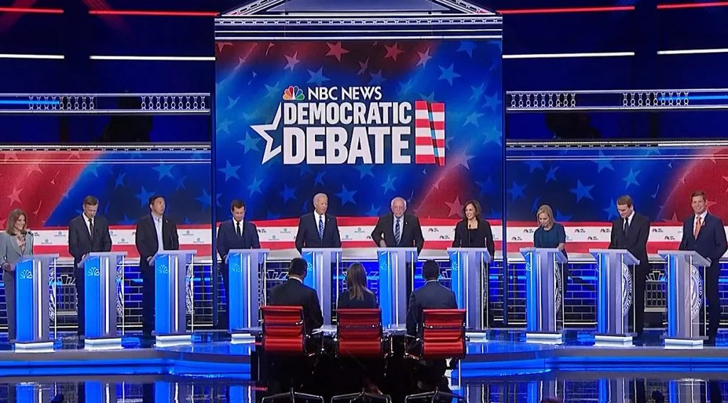 President Trump focuses on immigration and tariffs and only occasionally cites strong US economic performance. Democratic presidential candidates are trying to win over primary voters by discussing issues such as universal health care, college debt and social justice. The result is a missing debate on the state and future of the US economy, which polls show is the top priority of a majority of voters.