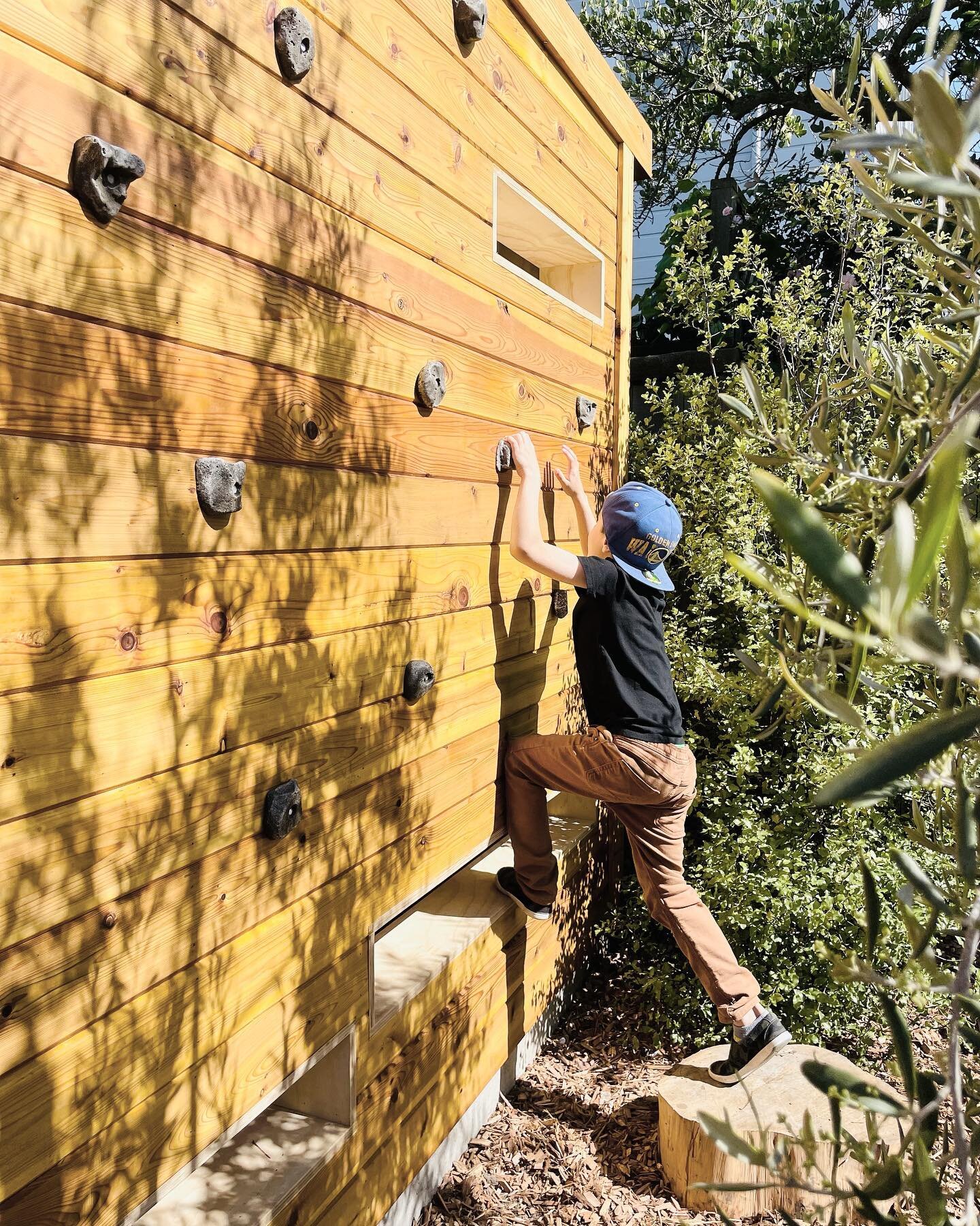 custom playhouse 

#landscapedesign #climbing #climbingwall #design #gardendesign #moderngarden #shadows #outdoorplay #moderngardening #everupward #hiddengardensofsanfrancisco #cobbleandforge #playhouse #clubhouse