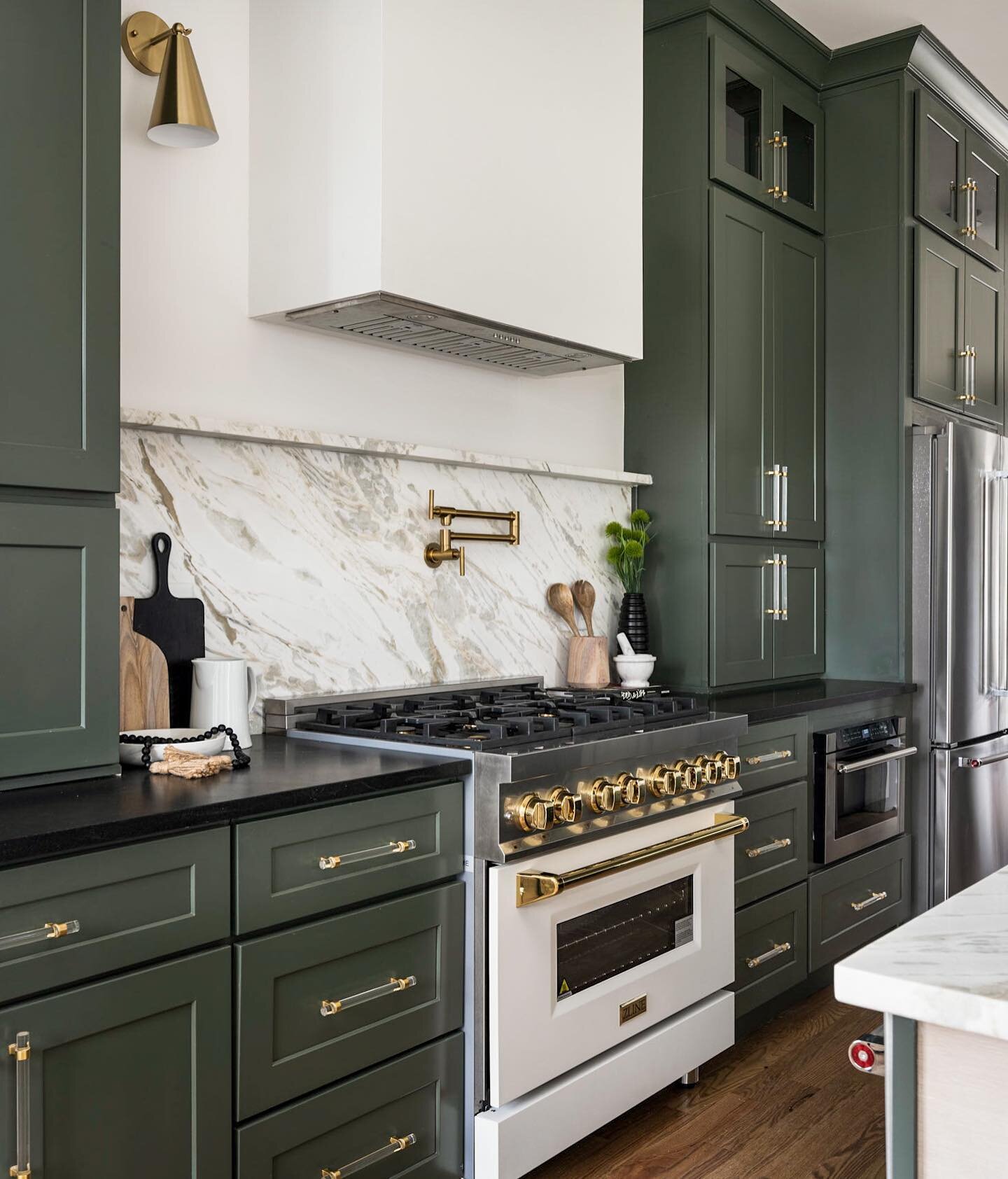 Bringing a lovely shade of green to the kitchen today. ☘️ 
Design @thecouplethatflips 
. . . 
#kitchendesign #greencabinets #kitchencabinets