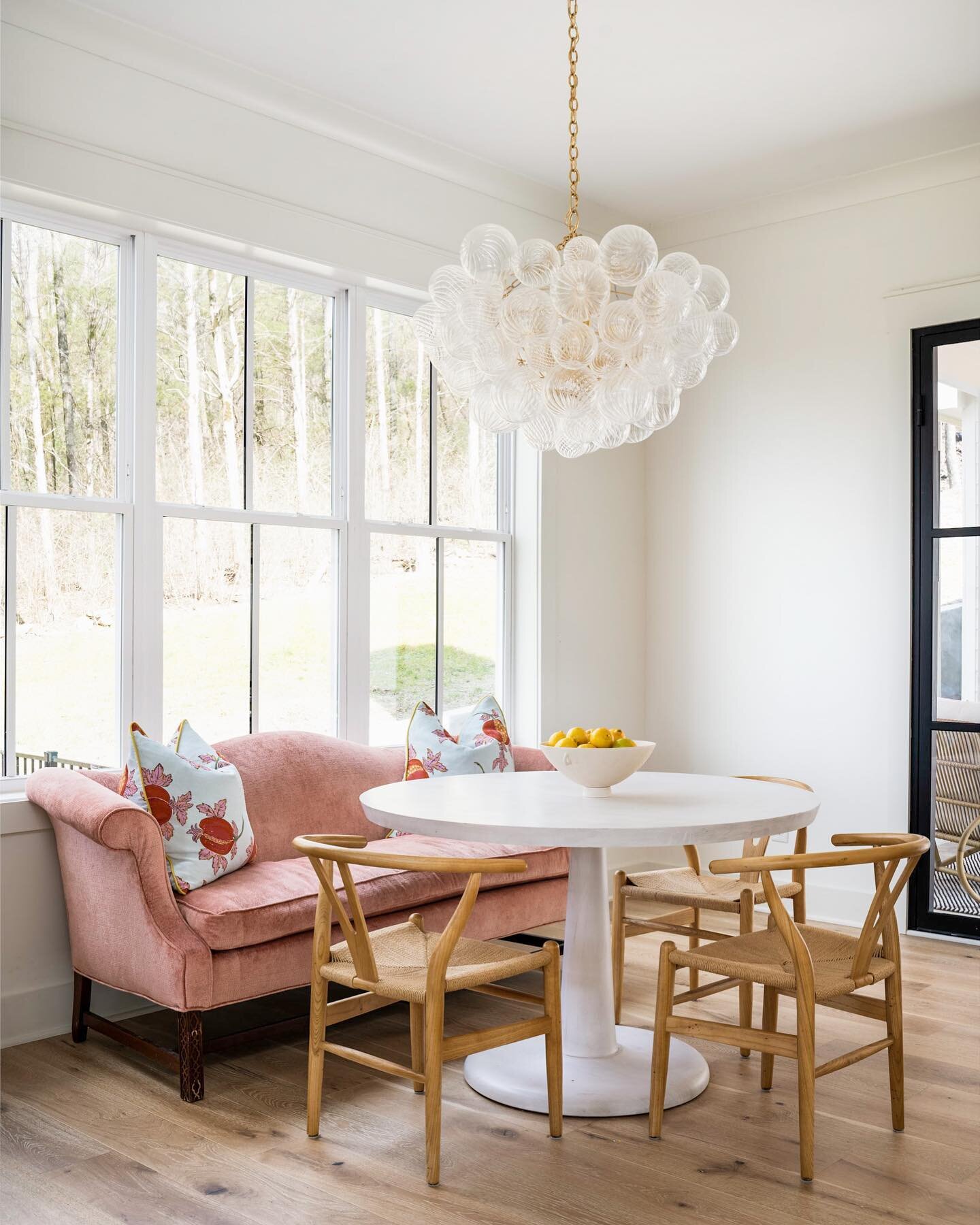 Such a pretty space - with an abundance of light - to enjoy gathering at the table. 
Design @beccajonesinteriors 
Shot for @eganandhome 
. . . 
#casualdining #breakfastnook