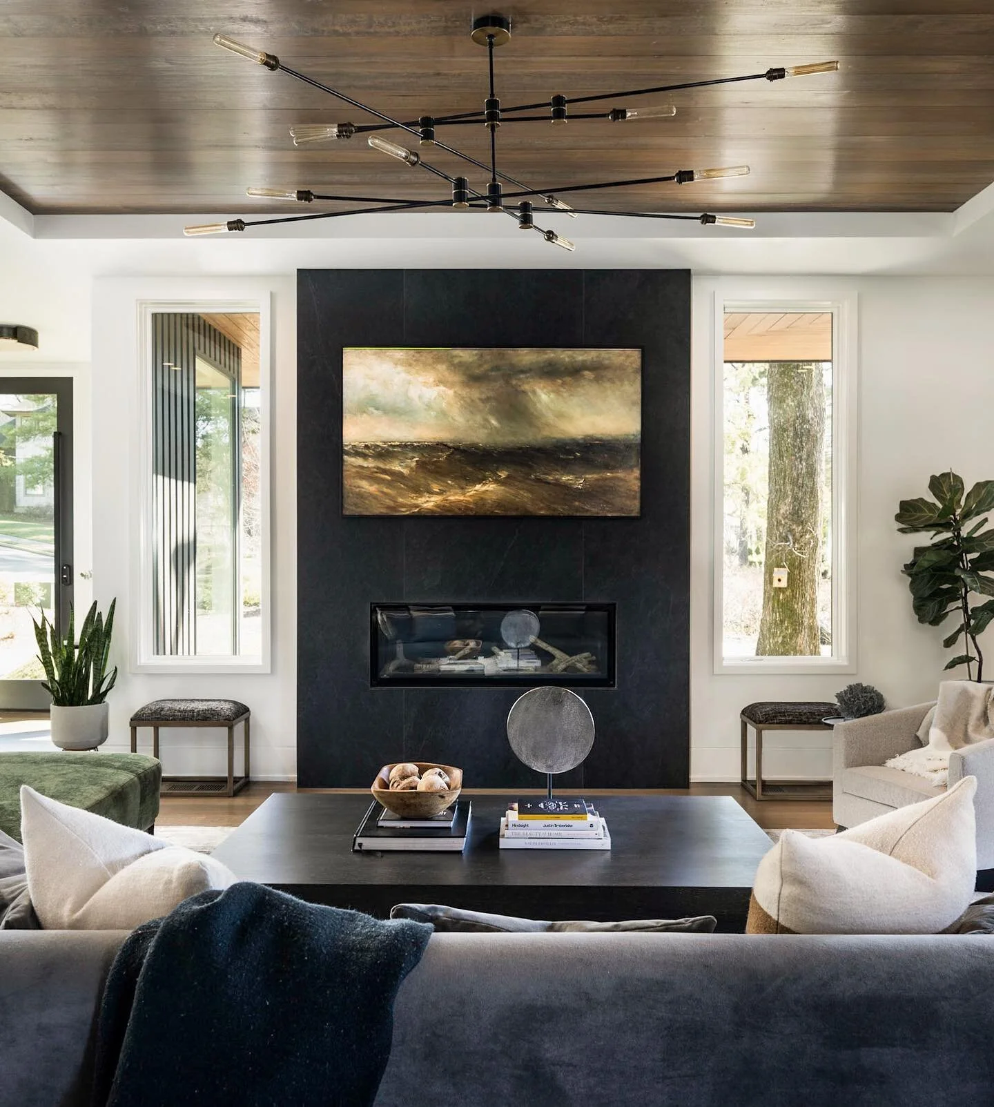 Mood. Settle in for the movie. 🍿 
Oh so chic and relaxing. 
Builder/Build Phase Interior Design @castlehomes 
Architect @lrk_inc 
. . . 
#livingroomdecor #ceilingdesign #livingroomdesign