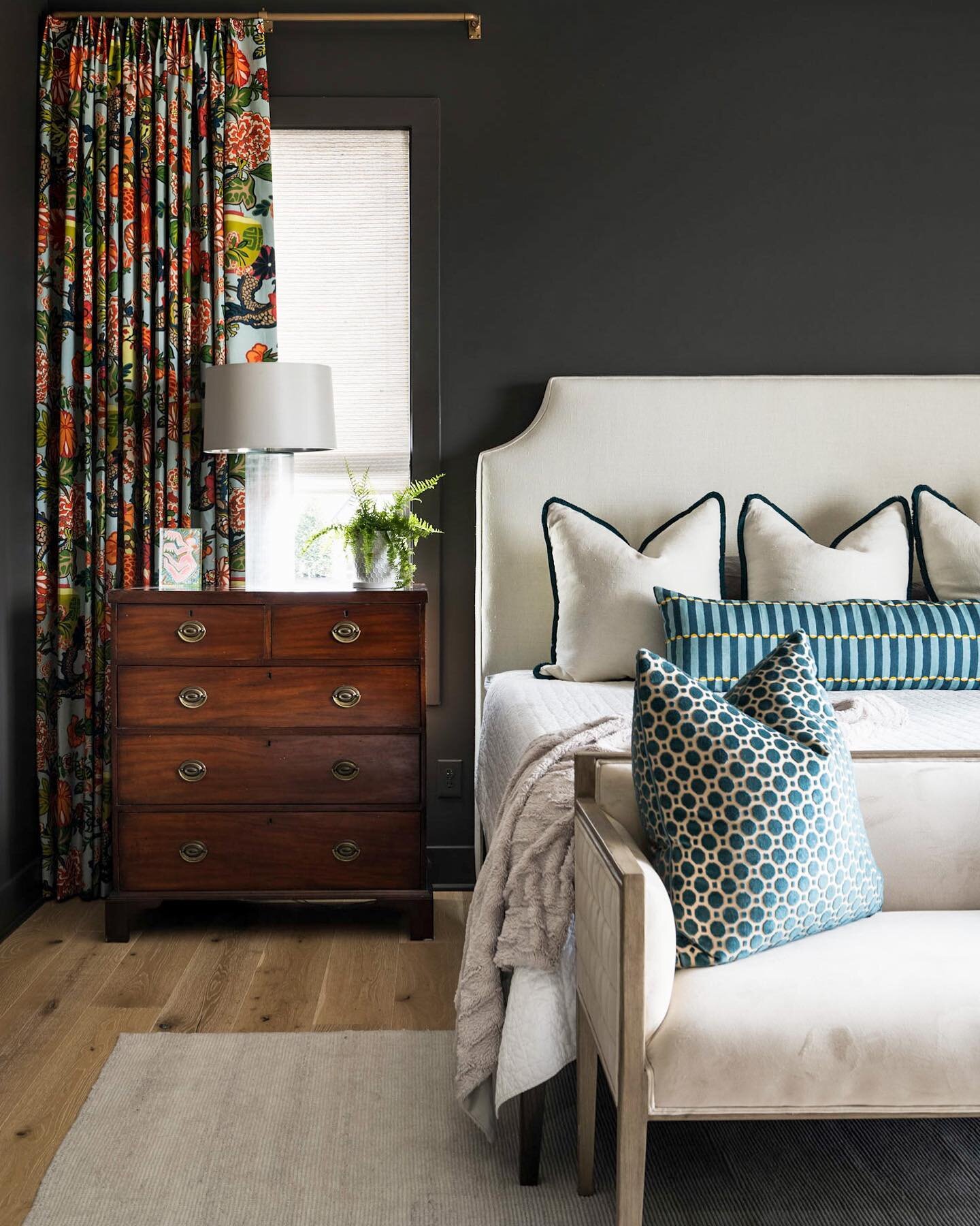 Moody and colorful do go so well, together. 🤍
Design @beccajonesinteriors 
Shot for @eganandhome 
. . . 
#primarybedroom #bedroomdesign #bedroomgoals