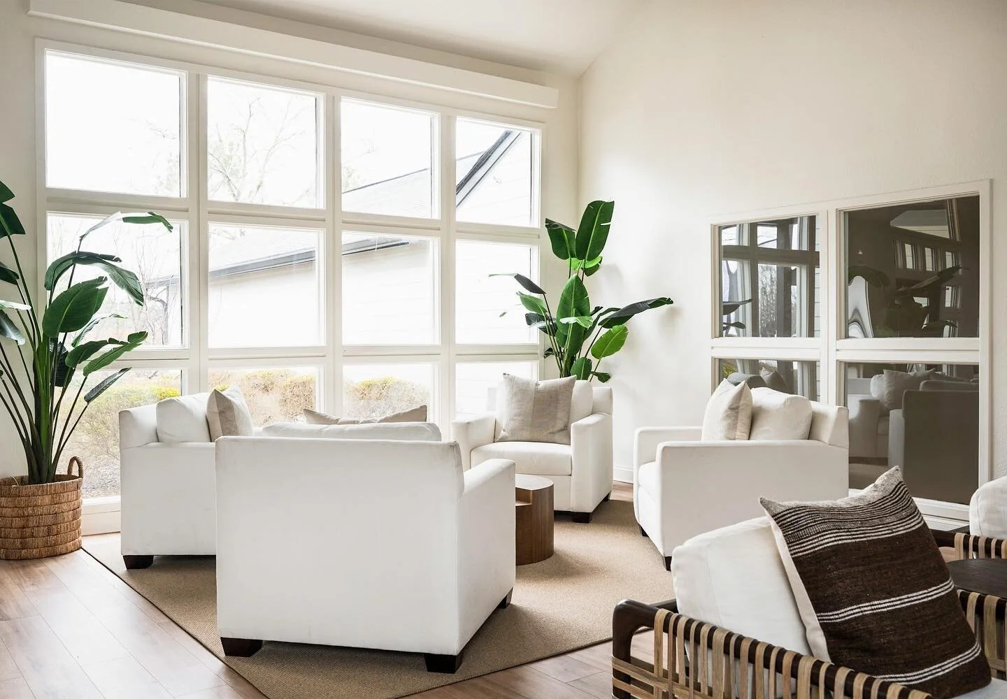 A pretty perfect sitting area to bask in the light. 
Design @sabr1naalias @susieeva 
#sittingroom #sittingroomdecor 
#livingroomdesign