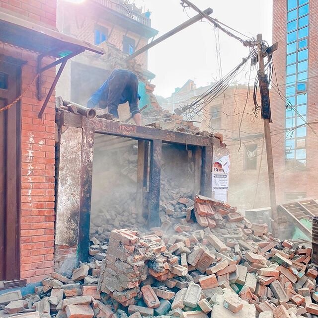 Effects of the 2015 earthquake can still be seen around the Kathmandu Valley. Roads and temples still under reconstruction. Bittersweet views between rubble and repair.
.
.
.
.
.
#nepal #bhaktapur #kathmandu #earthquake #delhitokathmandu #gadventures