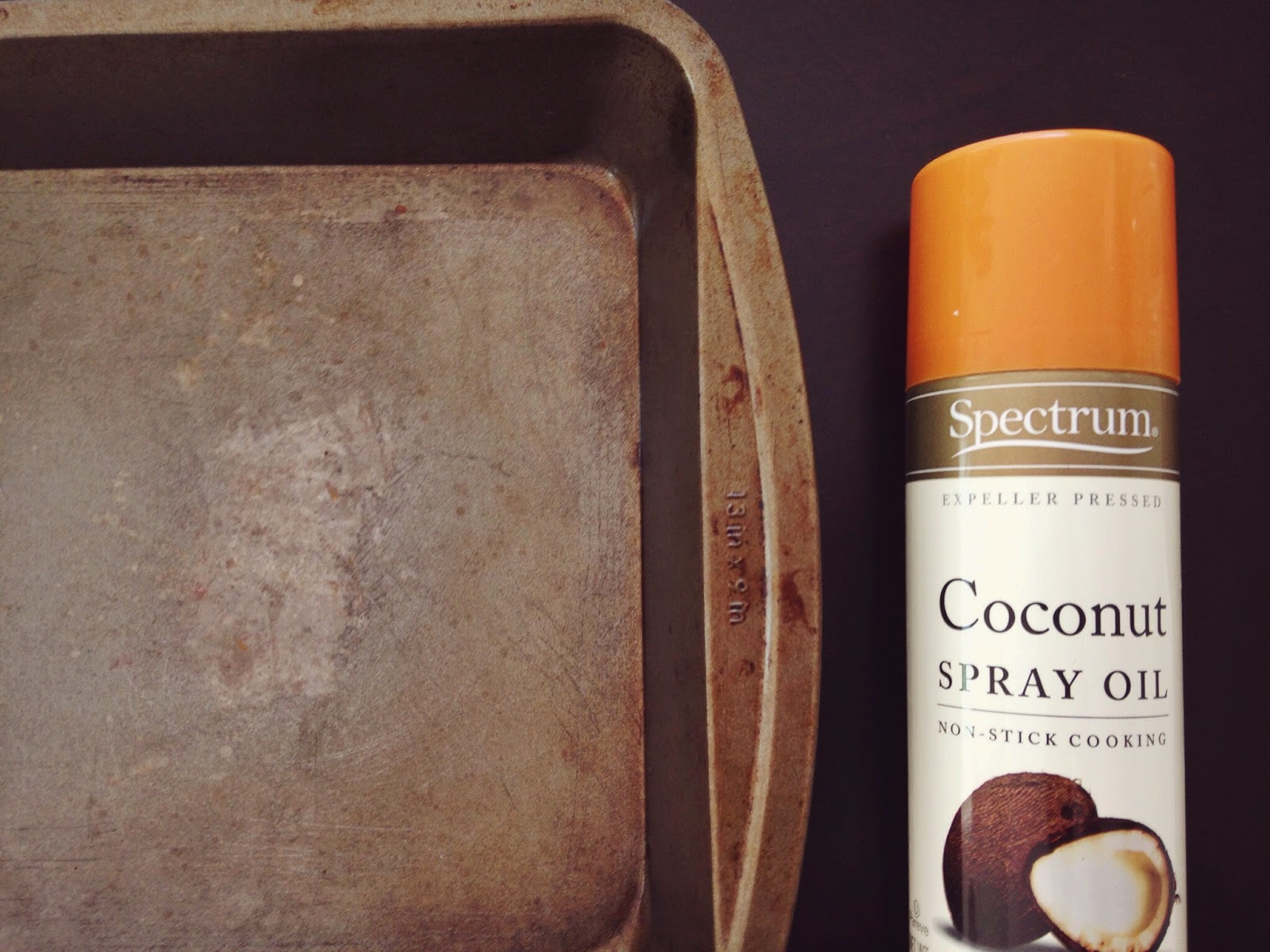 spray+baking+pan+with+coconut+oil.jpeg