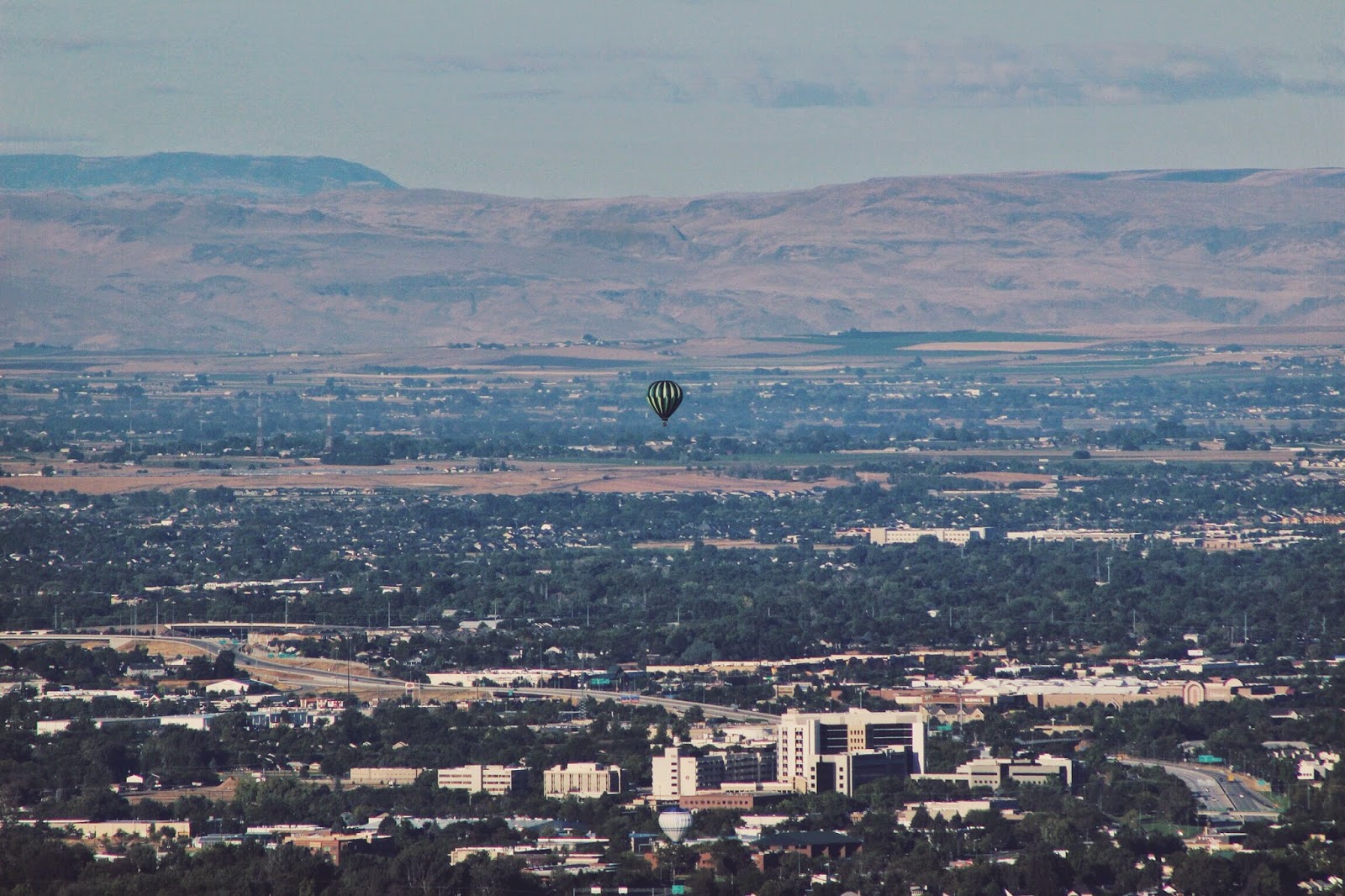 hot%2Bair%2Bballoon%2Bover%2Bcity.jpg