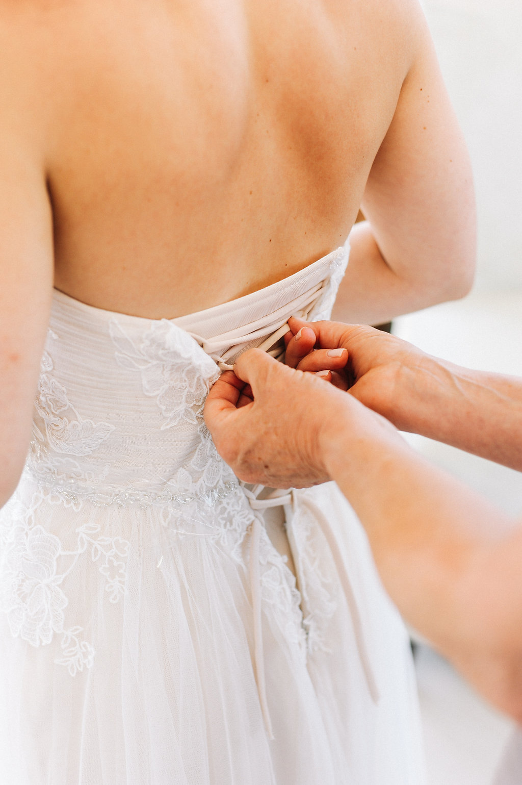 GettingReady_Dragonline_Studios_Jamestown_RI_Wedding-19.jpg