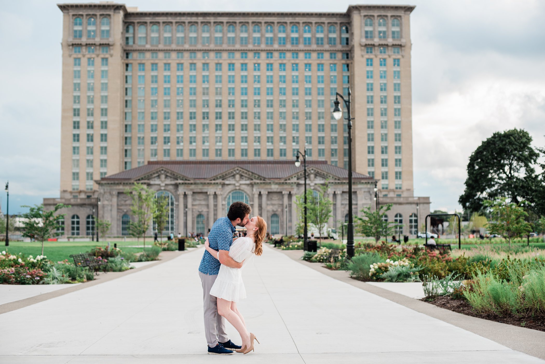 Roosevelt_Park_Detroit_Engagement_Photos-5.jpg