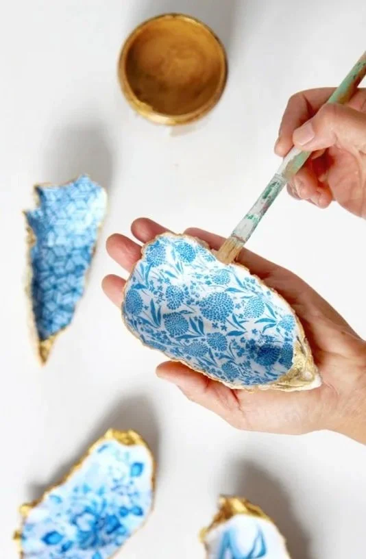 DIY-oyster-shell-trinket-dish-anthropologie-jewlery-ring-dish-holder-gold-blue-white-coastal-decor-hand-painted-delft-vintage-ceramics-decoupage-craft-gift-ideas-boho-beach-apieceofrainbow-12-670x1024.jpg