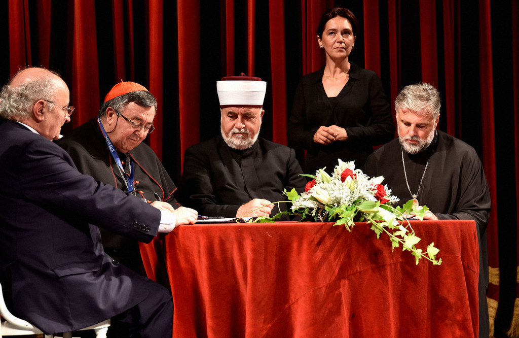 Singing of the Declaration on Denouncing Stigmatisation of Survivors of Conflict-related Sexual Violence Adopted by BiH Inter-Religious Council. Photo via UN in BiH
