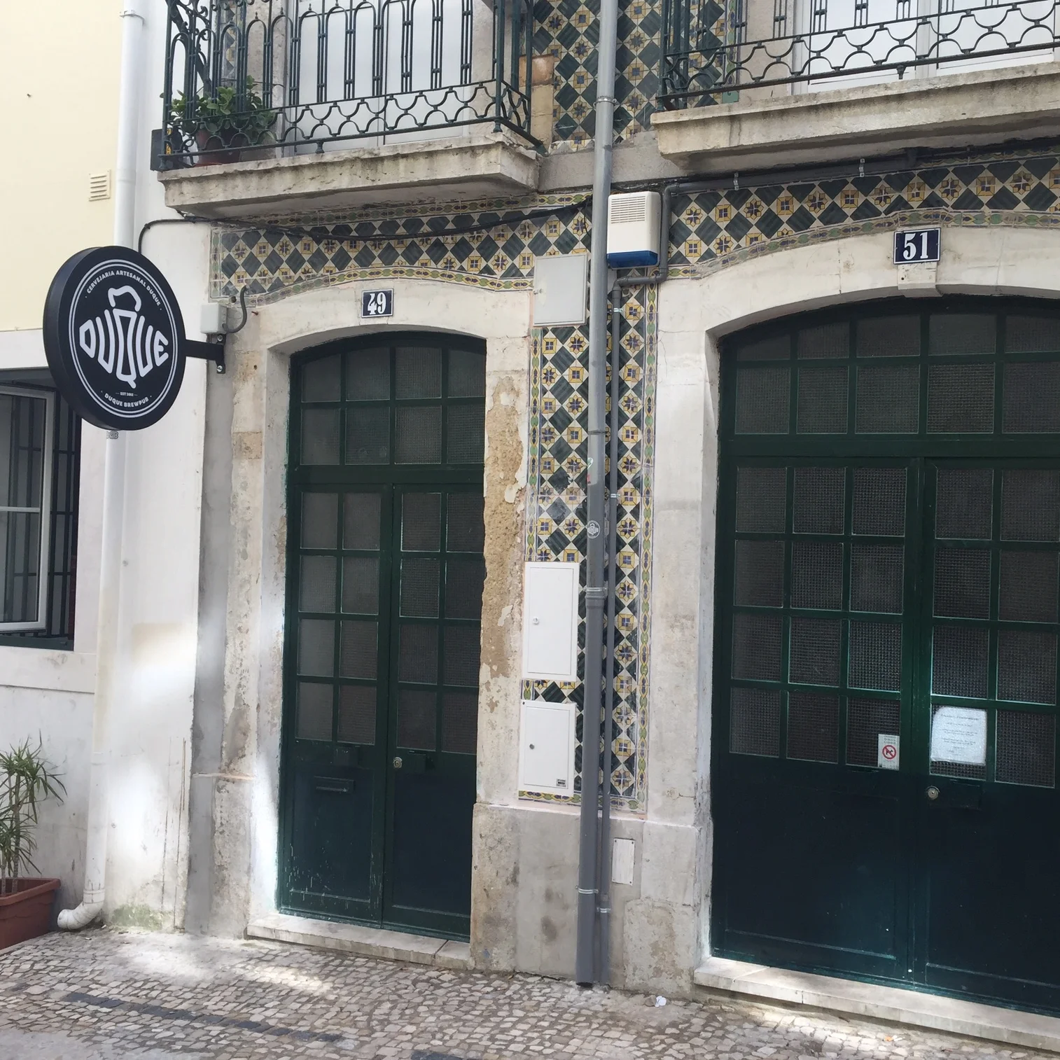 cityguds bar duque local beer Lisbon hello getaway cityguide