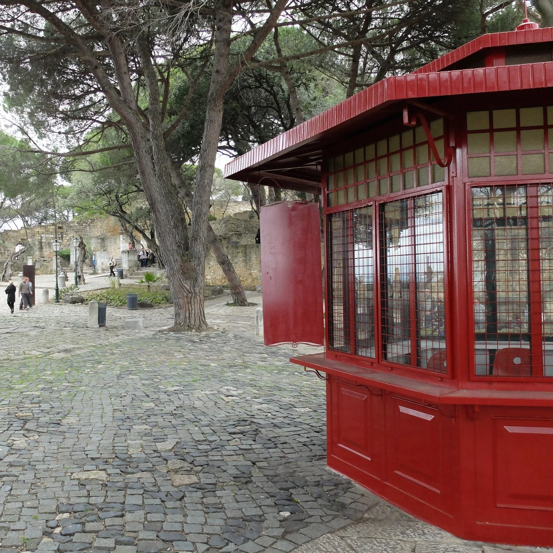 castello sao jorge lisbon hellogetaway cityguide