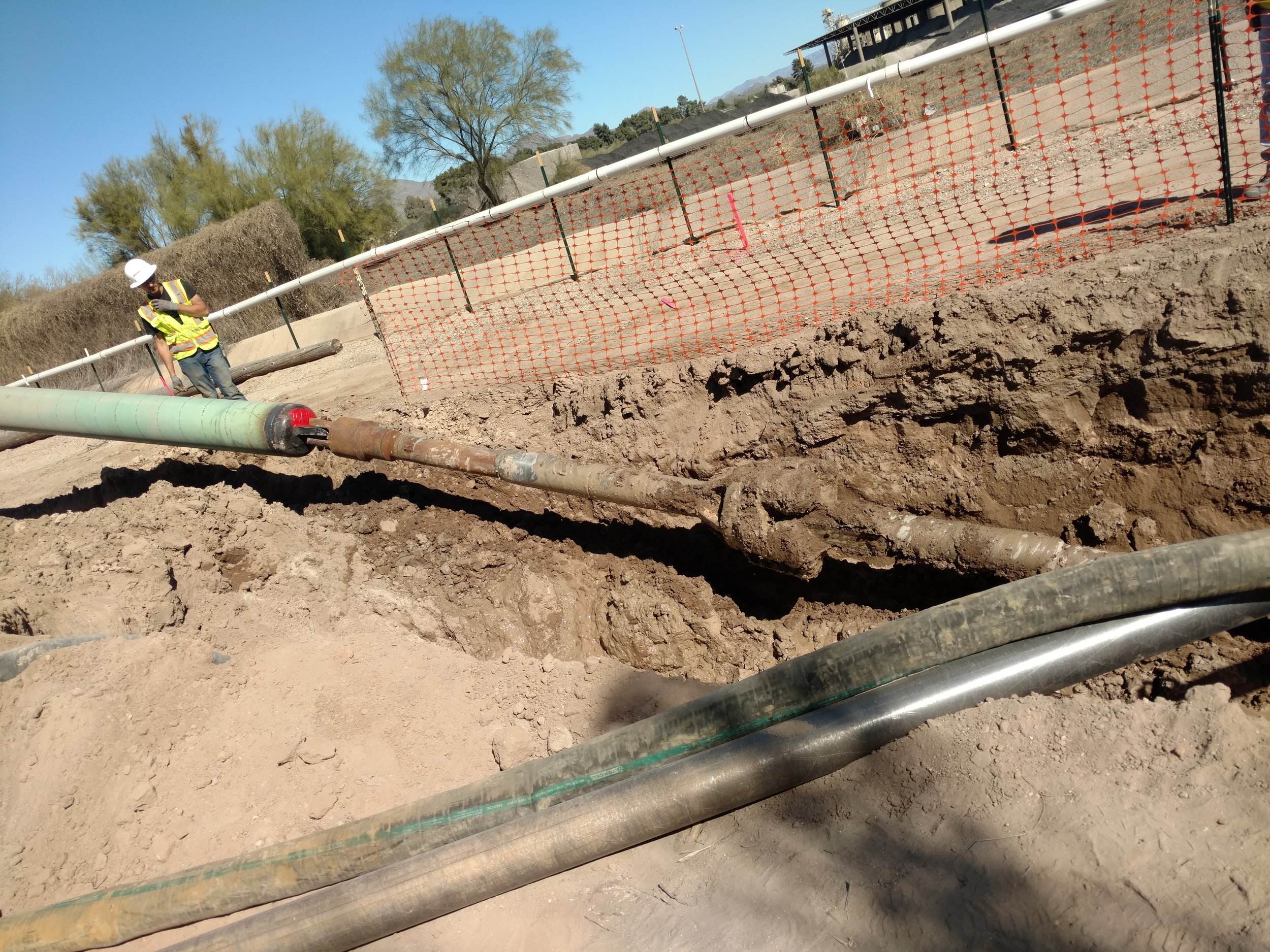 Pulling the pipe casing through the bored hole under the Santa Cruz River