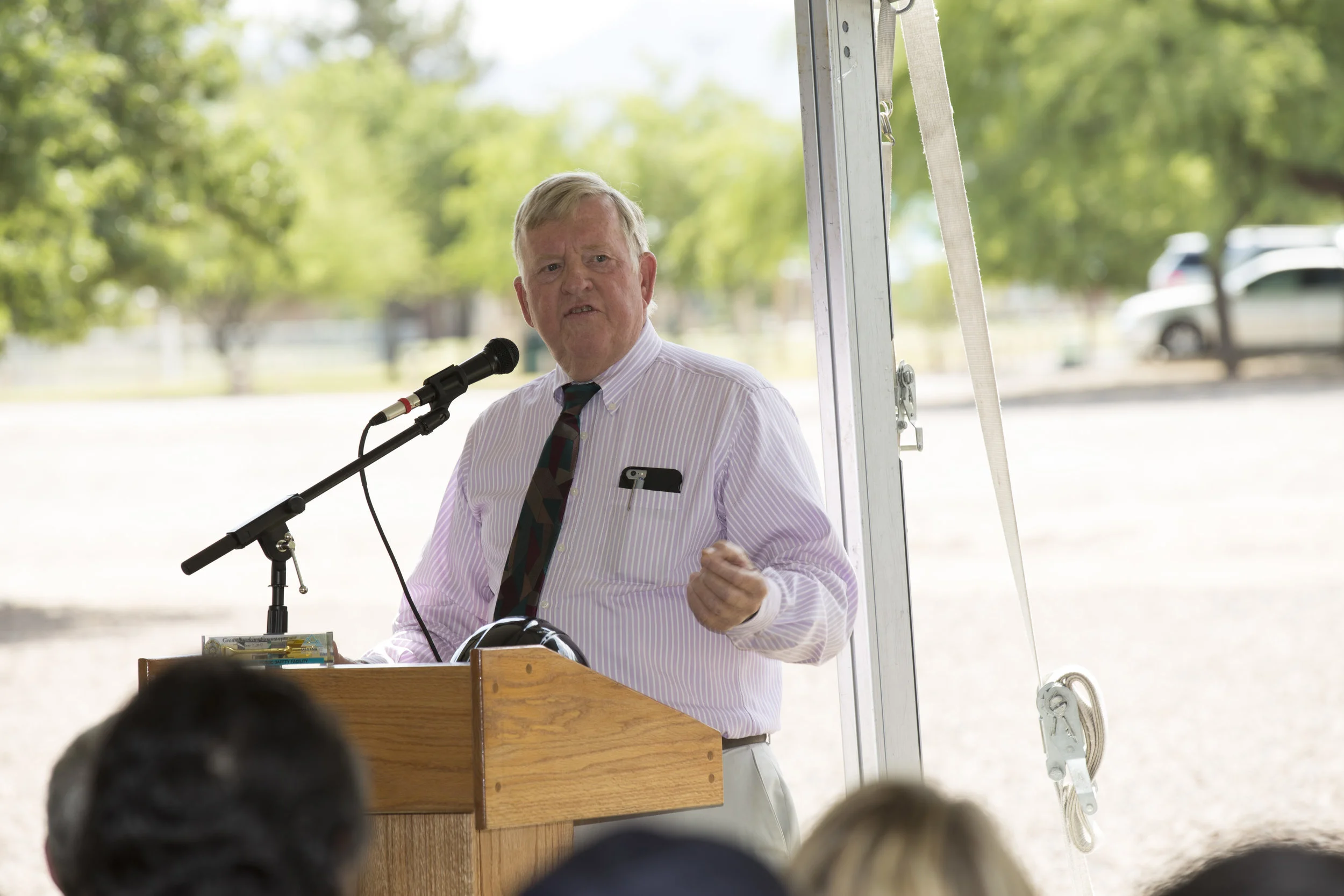 Mayor Honea speaks to the crowd.