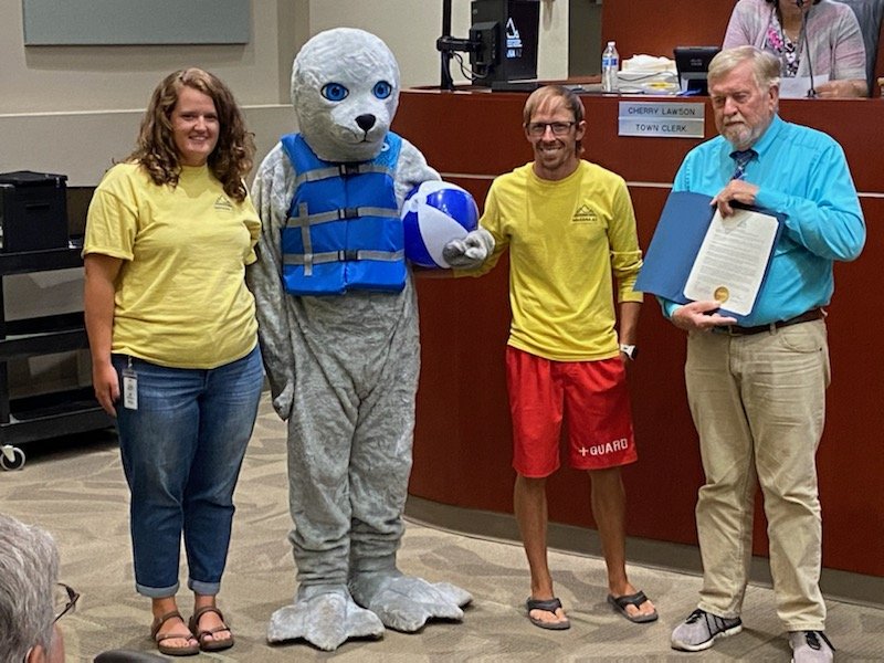   Recreation Programmer Allison Rock, Sammy the Seal &amp; Recreation Supervisor Kevin Goodrich with Marana Mayor Ed Honea  