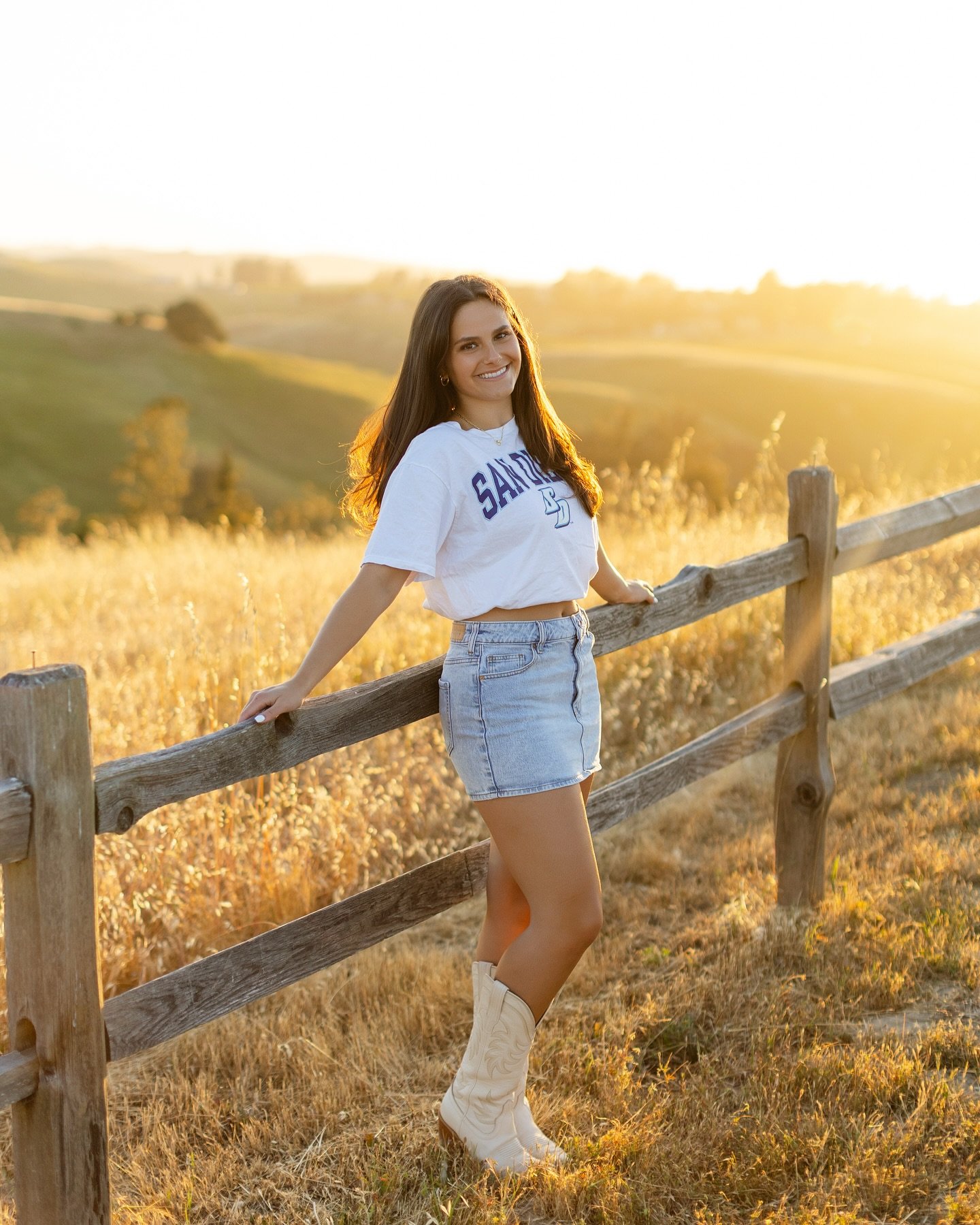 The final countdown for the class of 2025!! @laurenoswalt the wind didn&rsquo;t stand a chance!! Congrats and so excited for you!🥳

.
.
.
.
.
.

#jihancerdaphotography #seniorgirl #prettylight #classof2025 #seniorportraits #seniorstyleguide #seniors