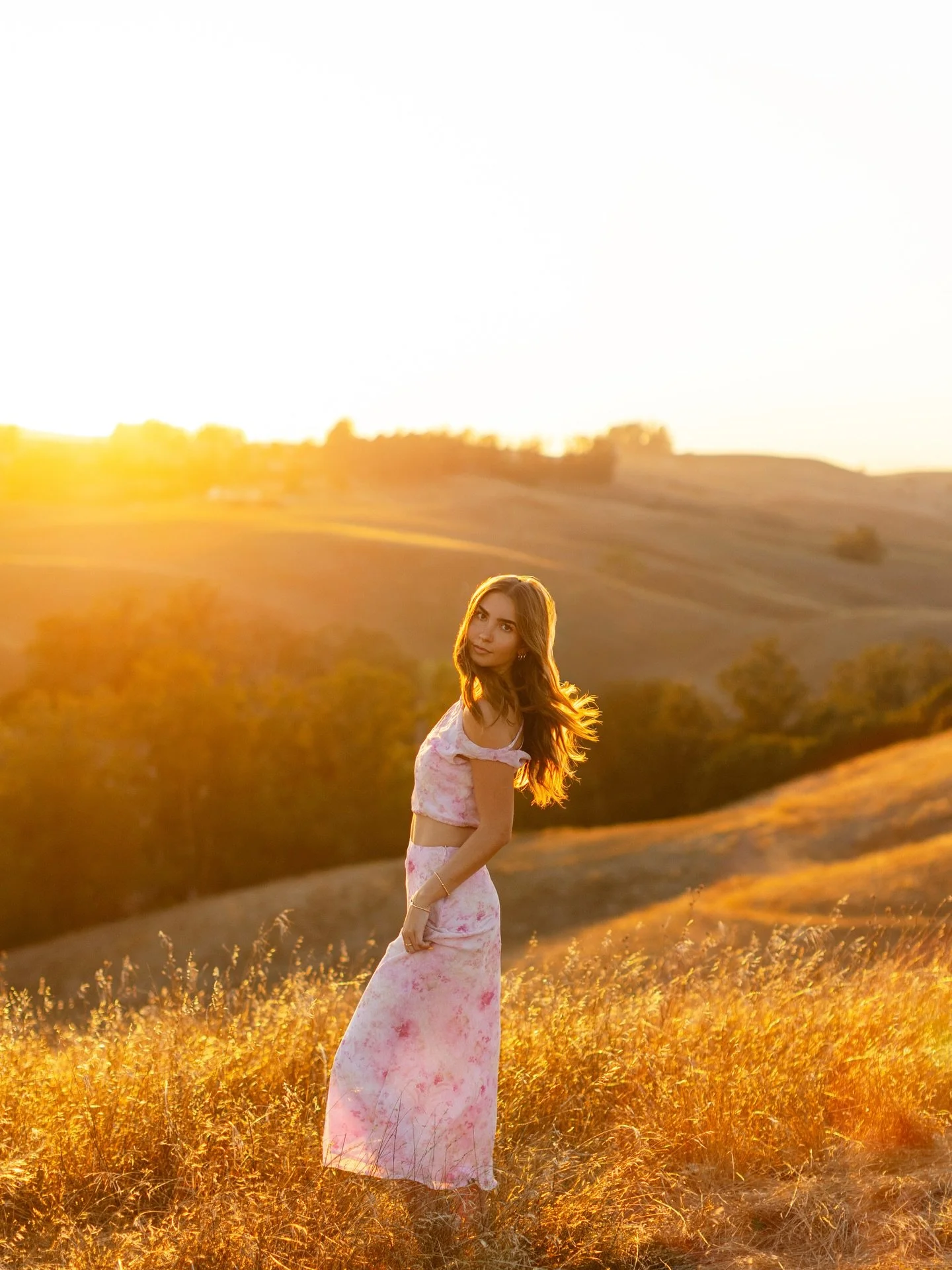 When the wind &amp; the golden glow does the styling for you. ✨ @_eleanorfee we lick our on the perfect evening.🤩
.
.
.
.
.

#jihancerdaphotography #seniorgirl #prettylight #classof2026 #seniorportraits #seniorstyleguide #seniorstyle #seniormuse #th
