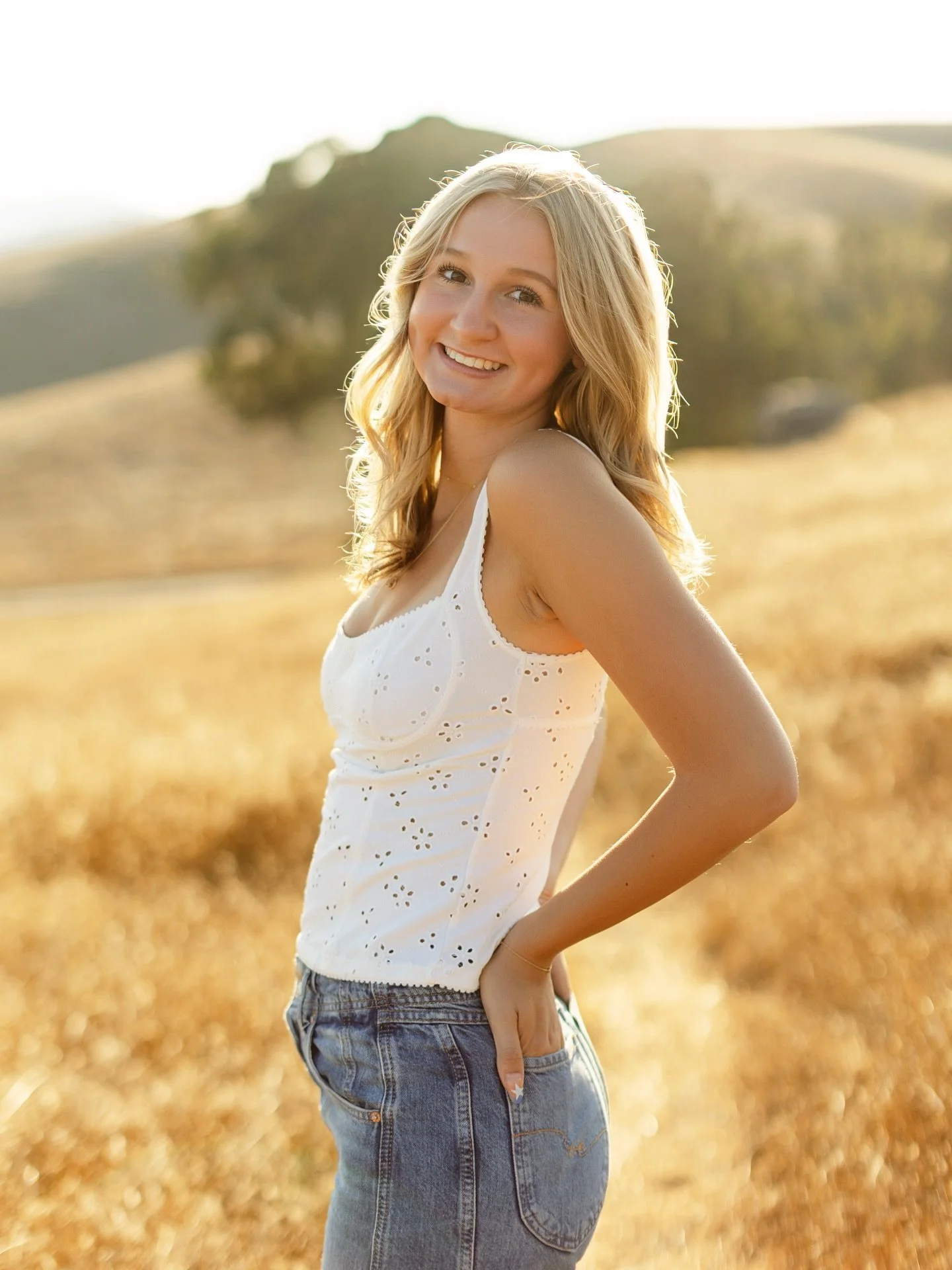 This lighting never gets old&hellip;.minus the wind!🤩 @lenz.addison so much fun photographing you and thank you for making it fun! 🥳 ✨

.
.
.
.

#jihancerdaphotography #seniorgirl #prettylight #classof2026 #seniorportraits #seniorstyleguide #senior