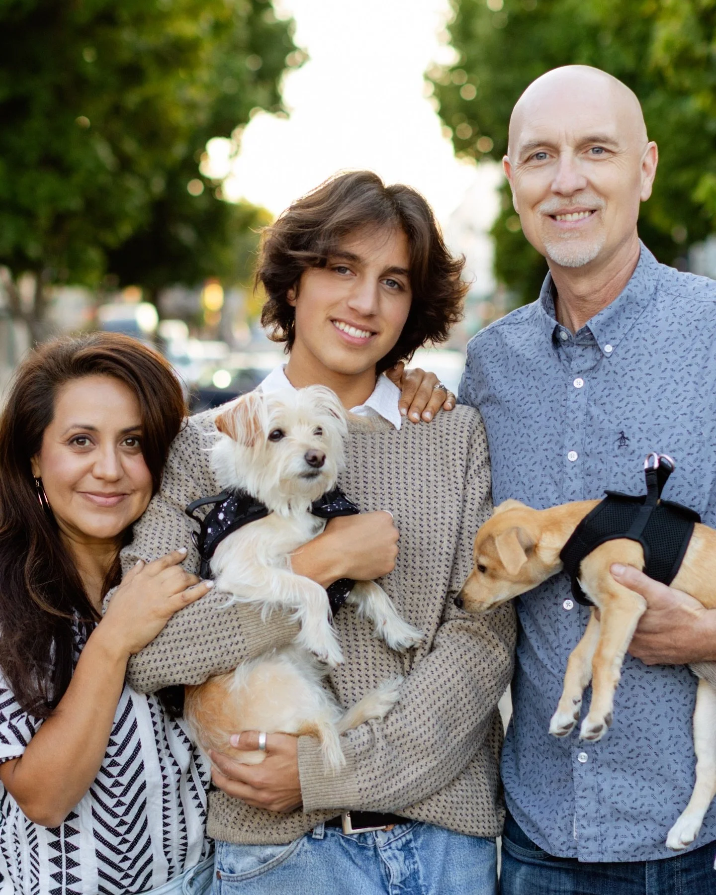 Small world moment. 🌎

A friend referred this family to me for their middle son&rsquo;s senior session. Showed up, met the parents &mdash; and it turned out I already knew them from the gym.🤩

One of my favorite parts? I snuck in some family photos